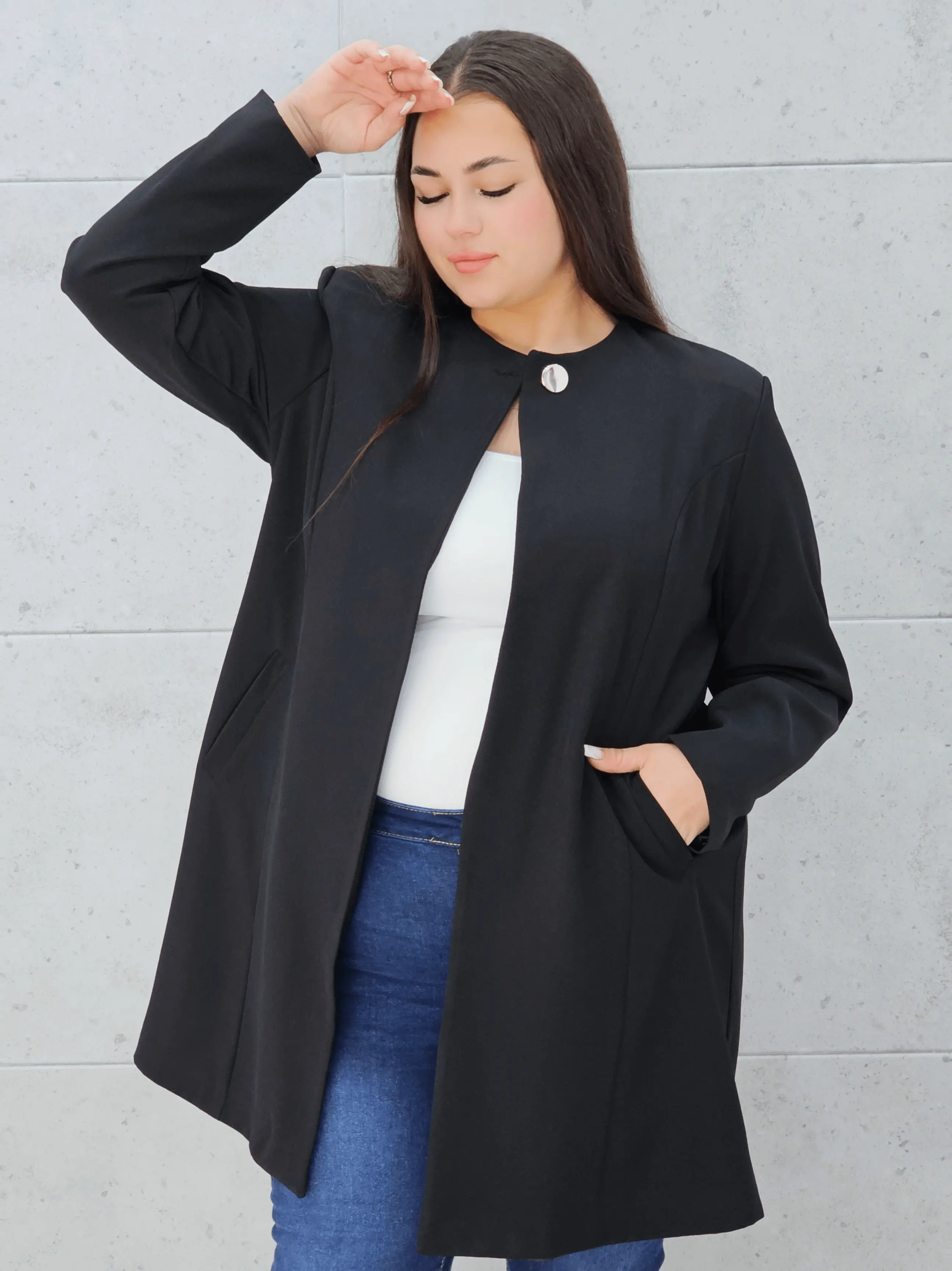 Elegancka przedłużana marynarka z ozdobnym zapięciem Stylowa XL