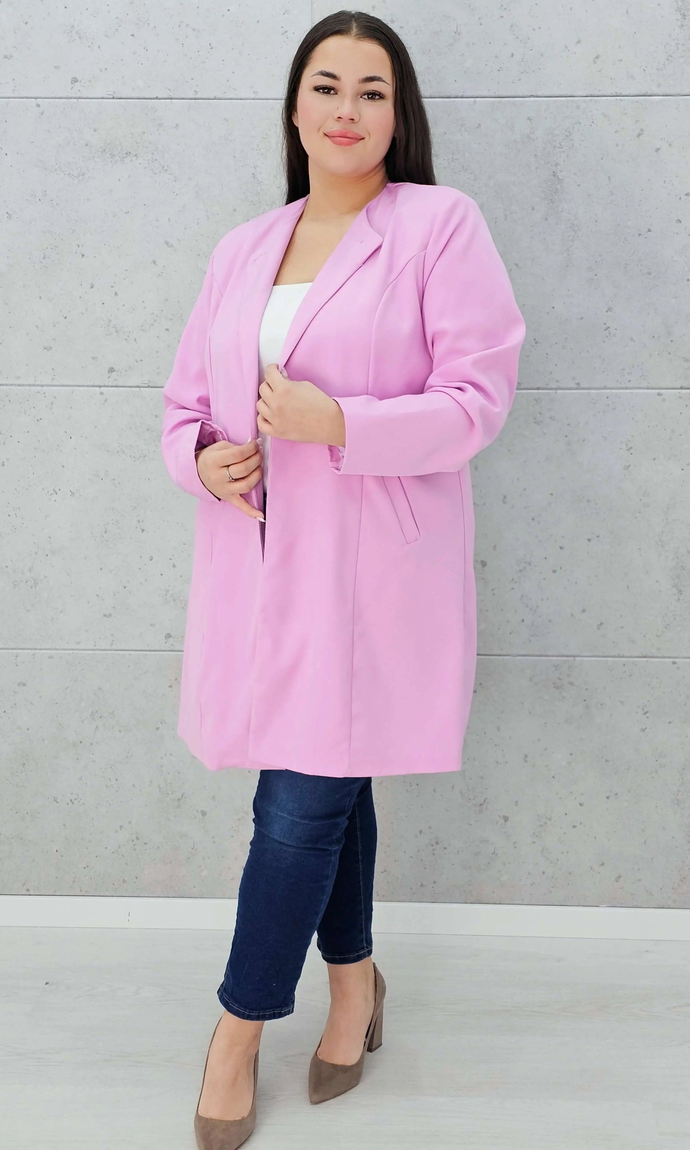 Elegancka przedłużana marynarka z ozdobnym zapięciem Stylowa XL