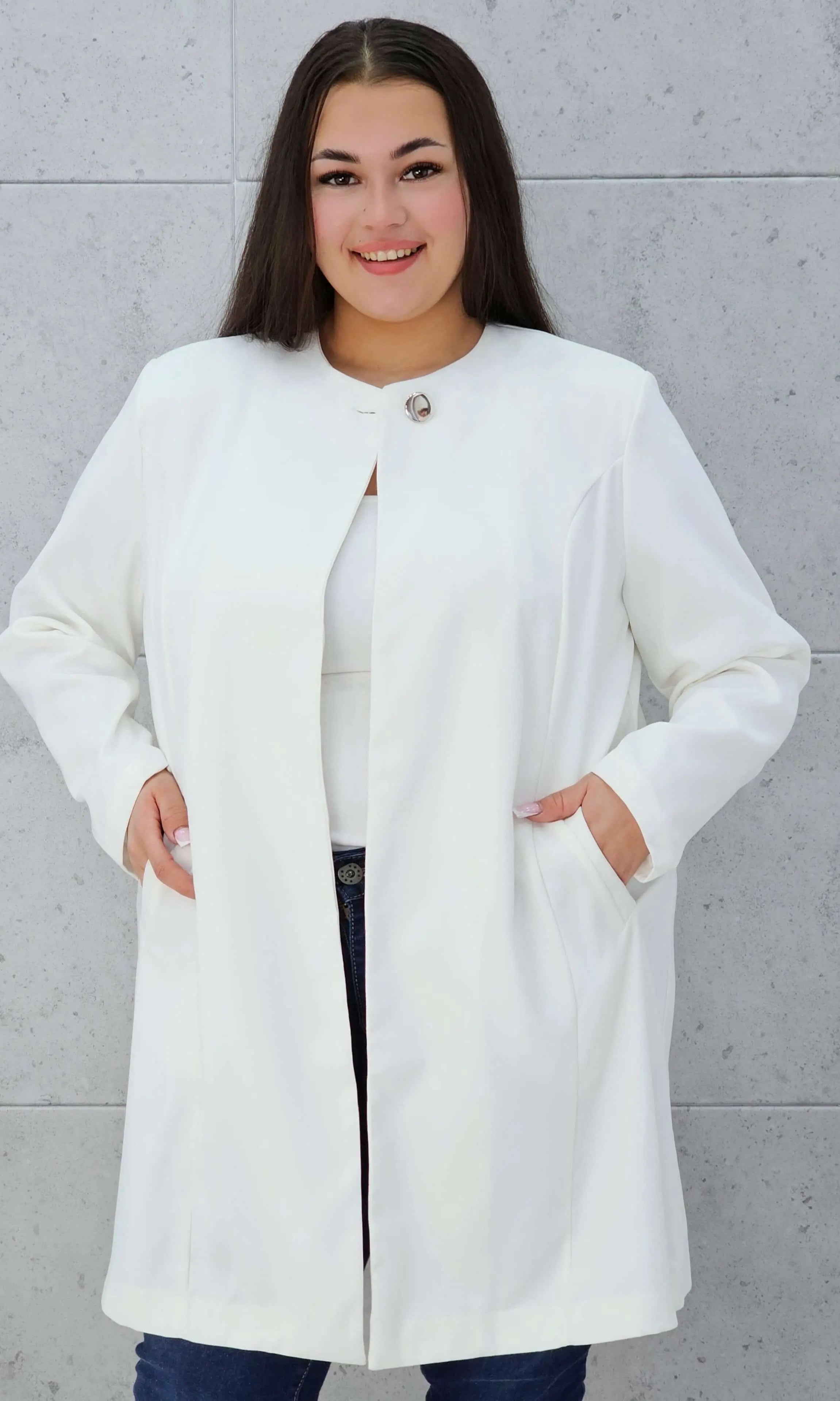 Elegancka przedłużana marynarka z ozdobnym zapięciem Stylowa XL