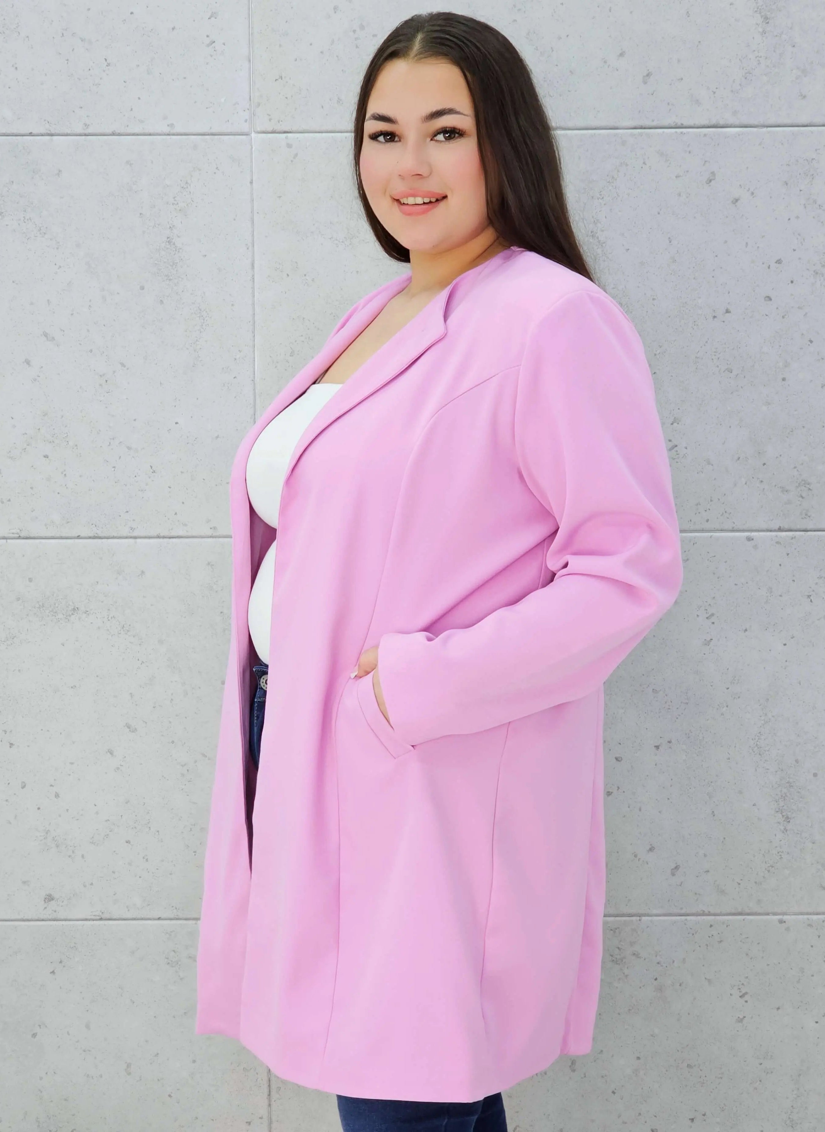 Elegancka przedłużana marynarka z ozdobnym zapięciem Stylowa XL