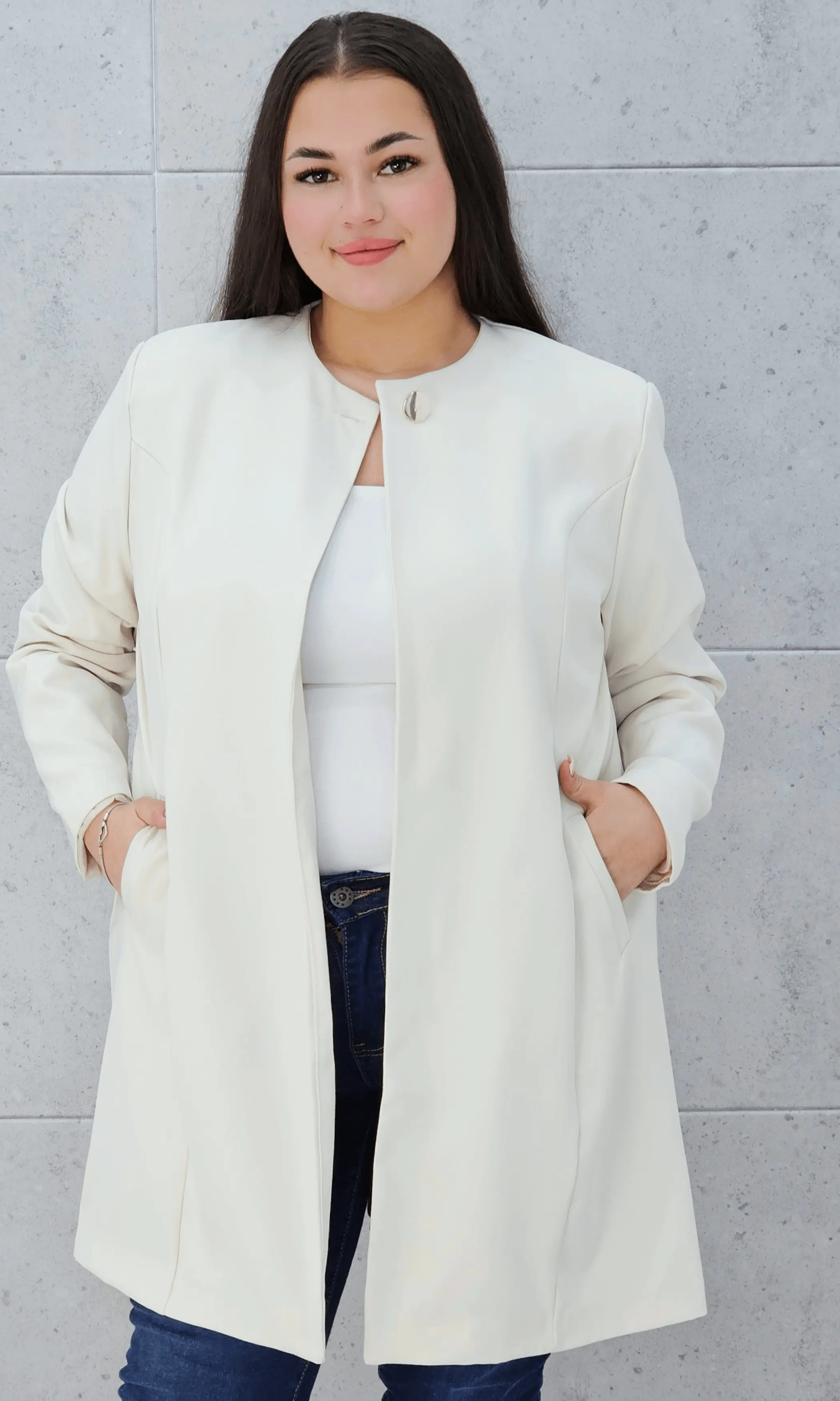 Elegancka przedłużana marynarka z ozdobnym zapięciem Stylowa XL