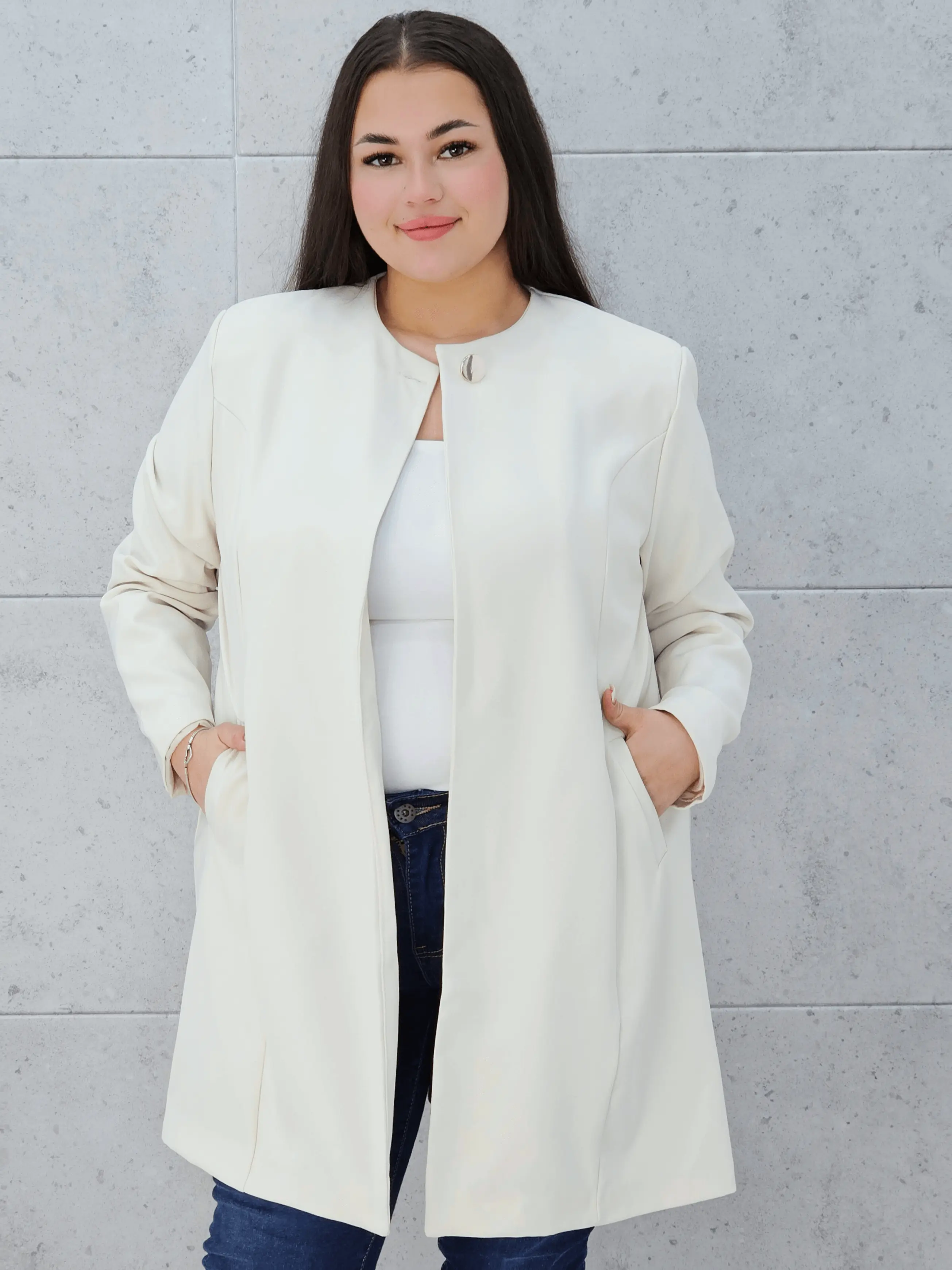 Elegancka przedłużana marynarka z ozdobnym zapięciem Stylowa XL