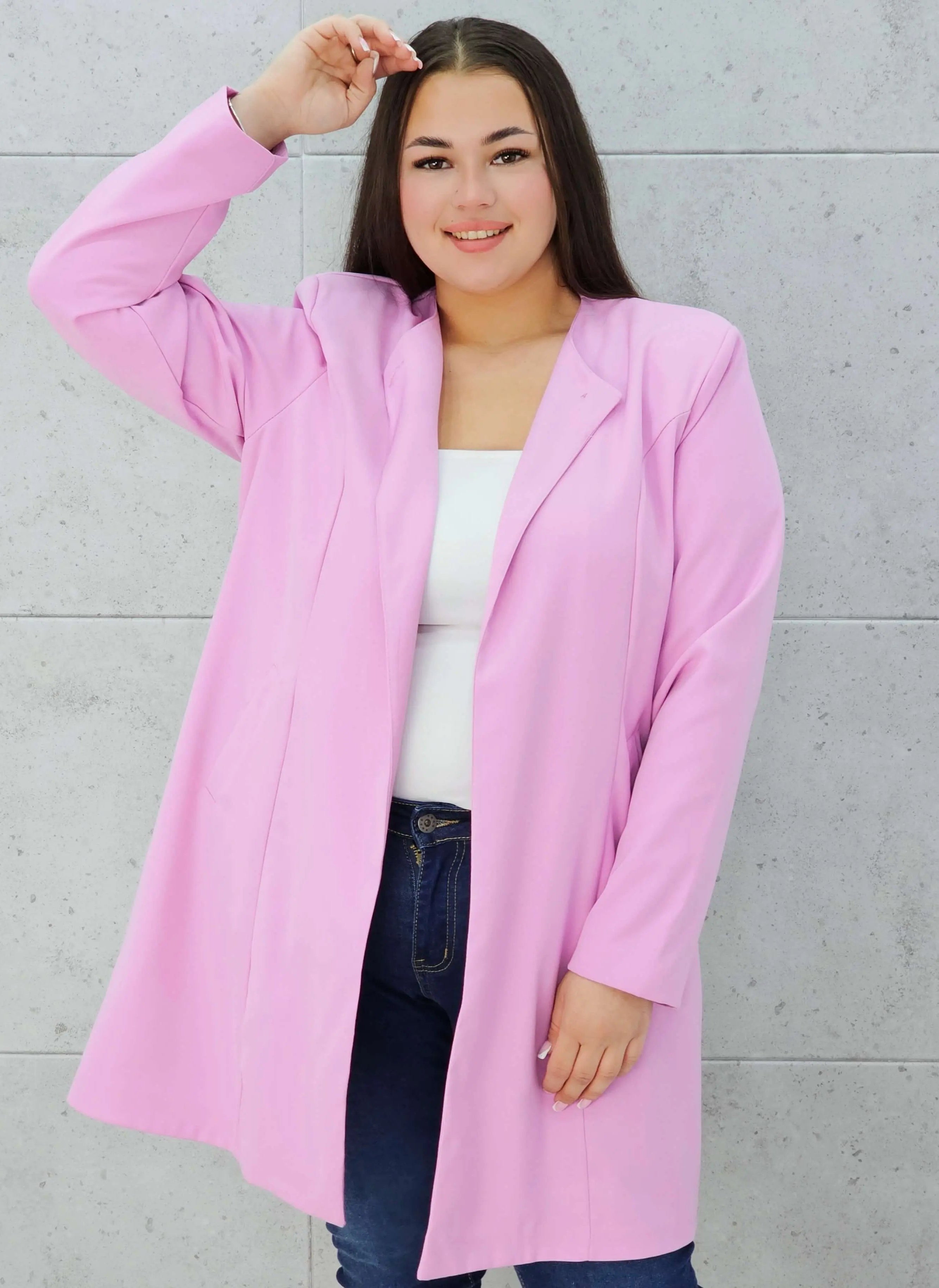 Elegancka przedłużana marynarka z ozdobnym zapięciem Stylowa XL