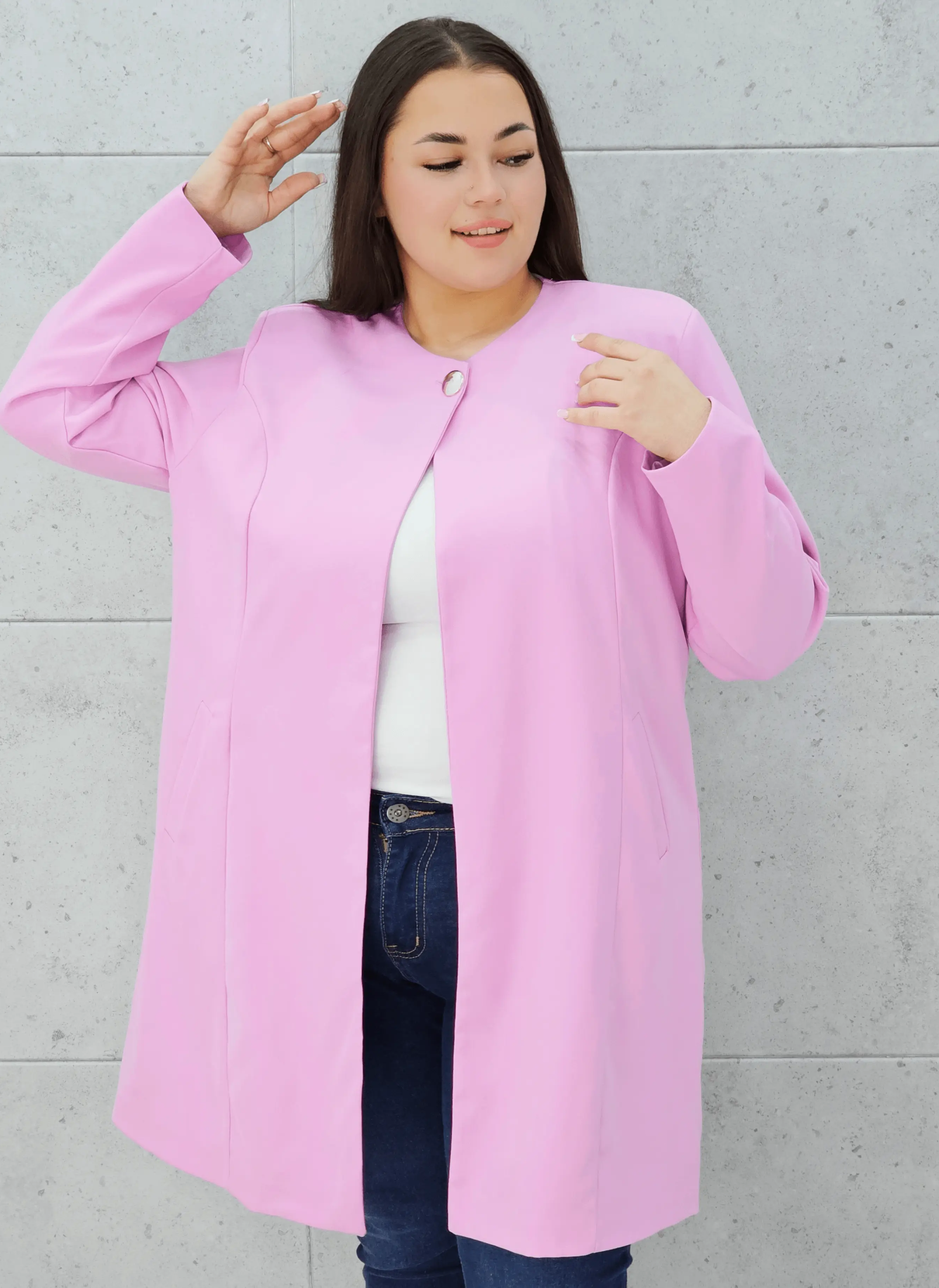 Elegancka przedłużana marynarka z ozdobnym zapięciem Stylowa XL