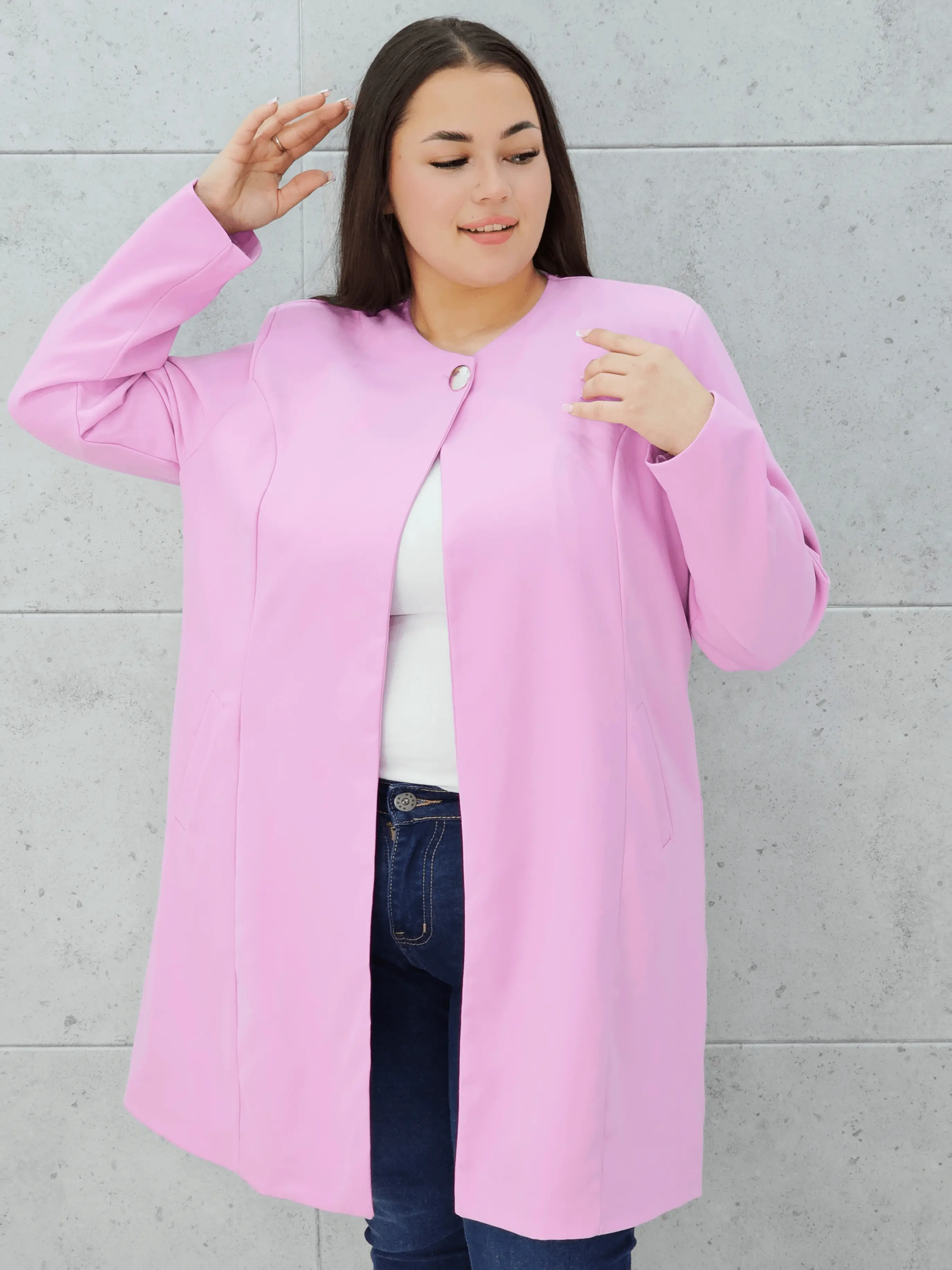 Elegancka przedłużana marynarka z ozdobnym zapięciem Stylowa XL