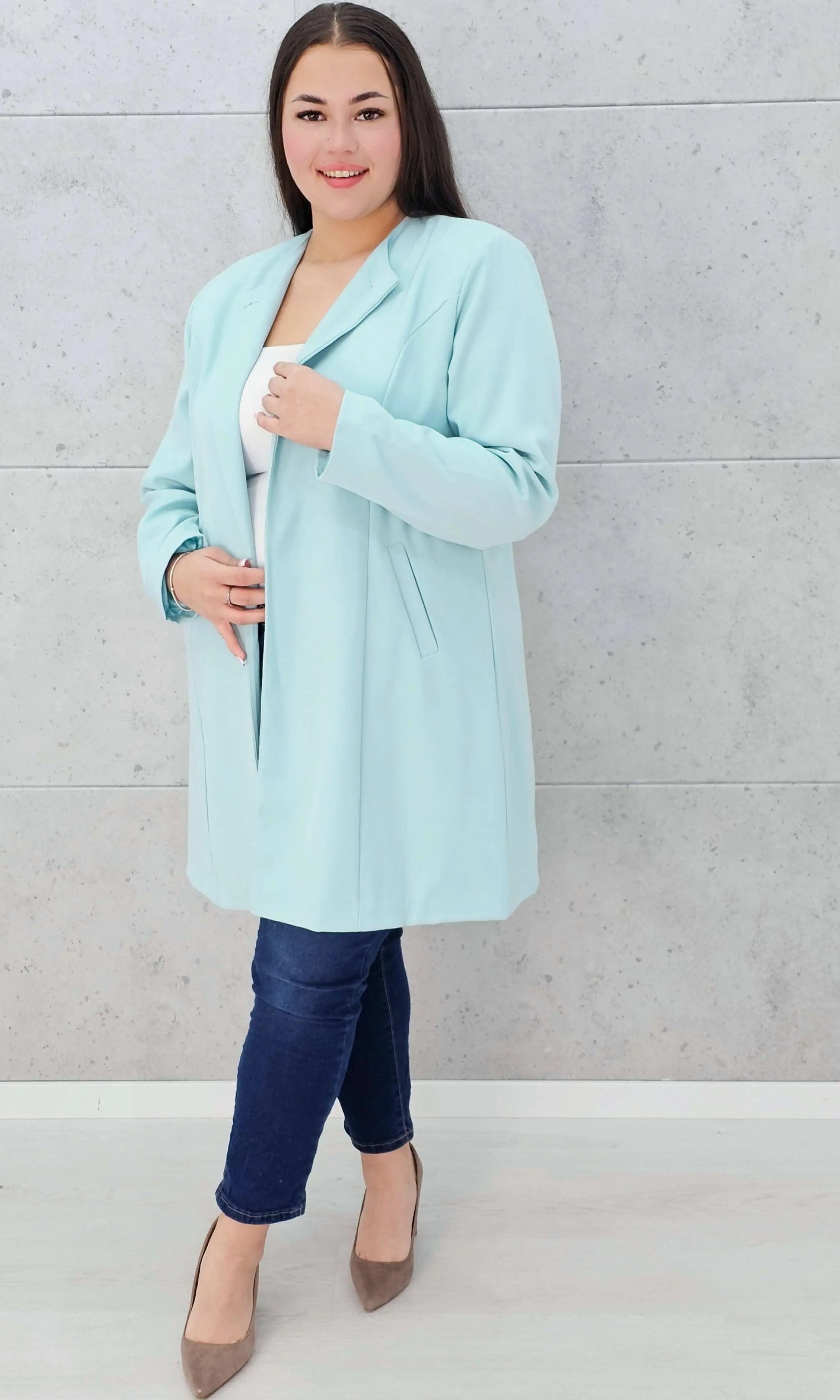 Elegancka przedłużana marynarka z ozdobnym zapięciem Stylowa XL