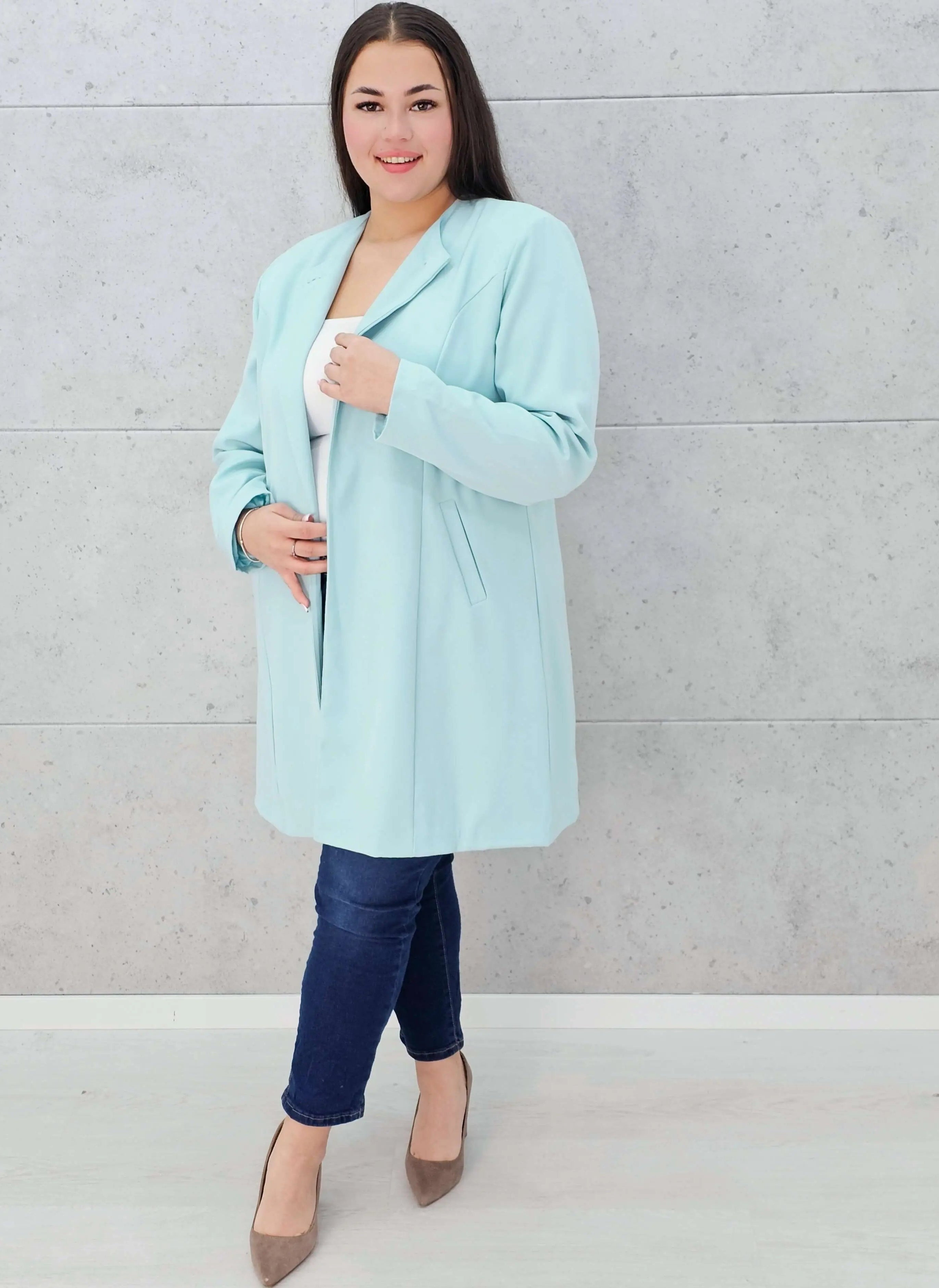 Elegancka przedłużana marynarka z ozdobnym zapięciem Stylowa XL