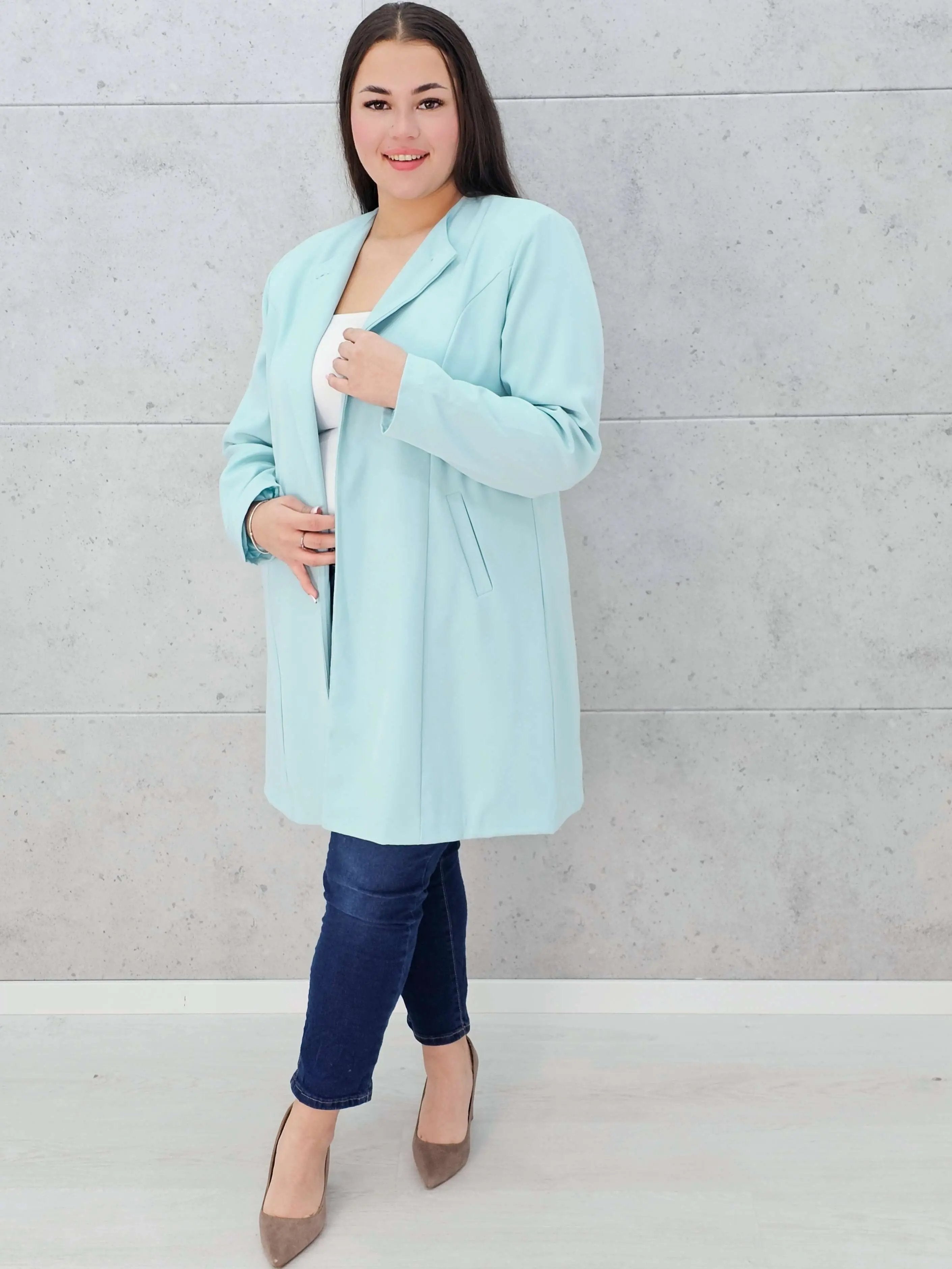 Elegancka przedłużana marynarka z ozdobnym zapięciem Stylowa XL