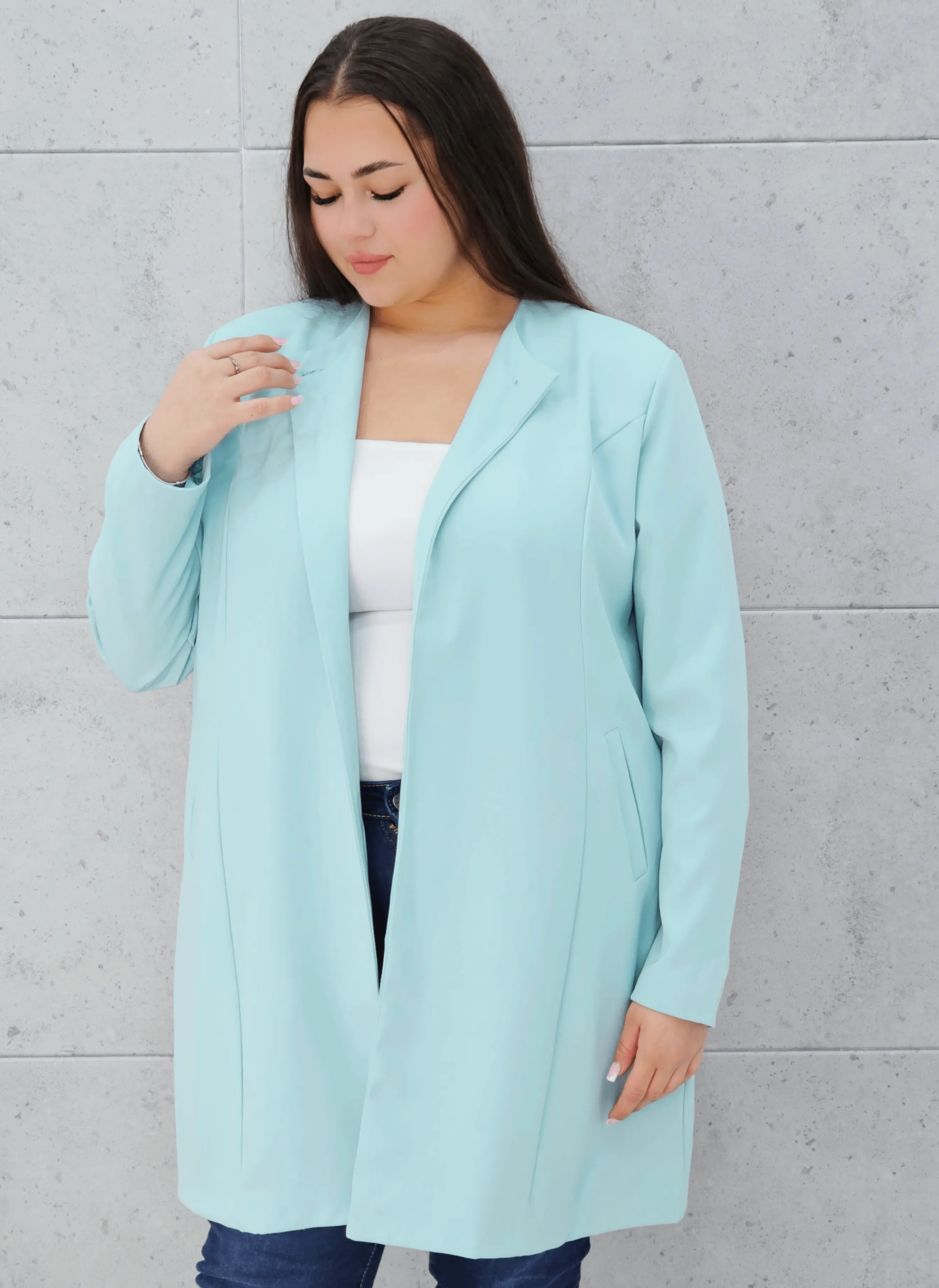 Elegancka przedłużana marynarka z ozdobnym zapięciem Stylowa XL