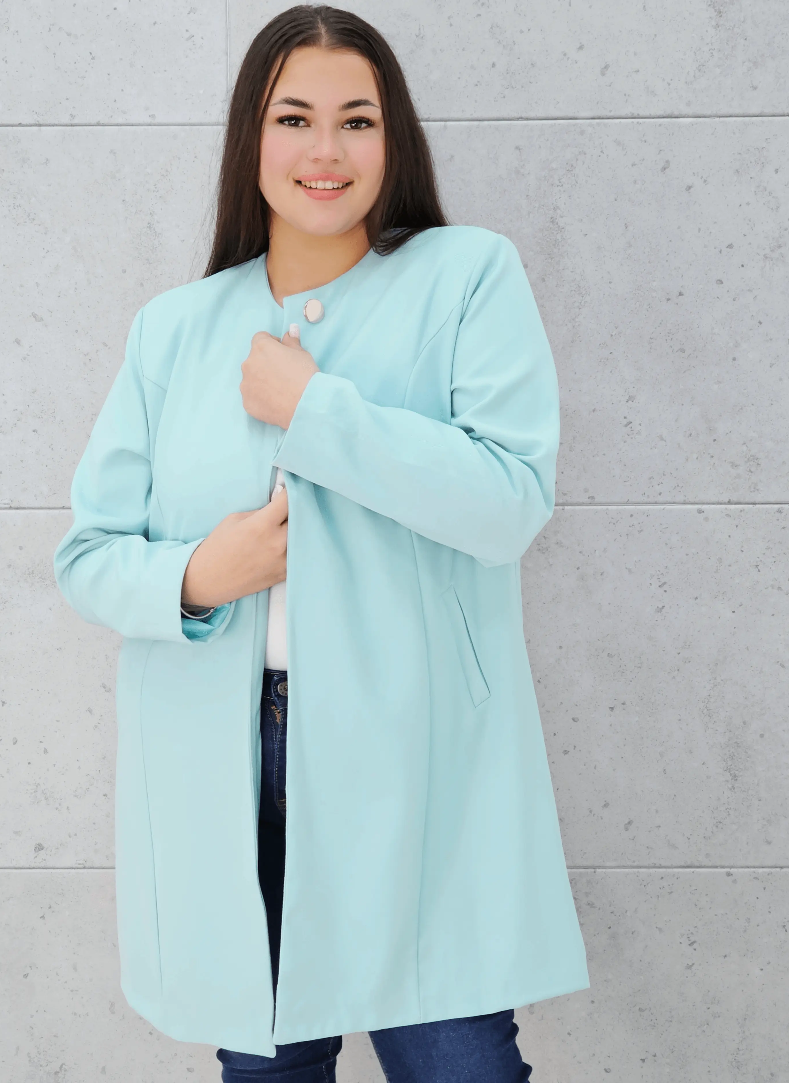 Elegancka przedłużana marynarka z ozdobnym zapięciem Stylowa XL