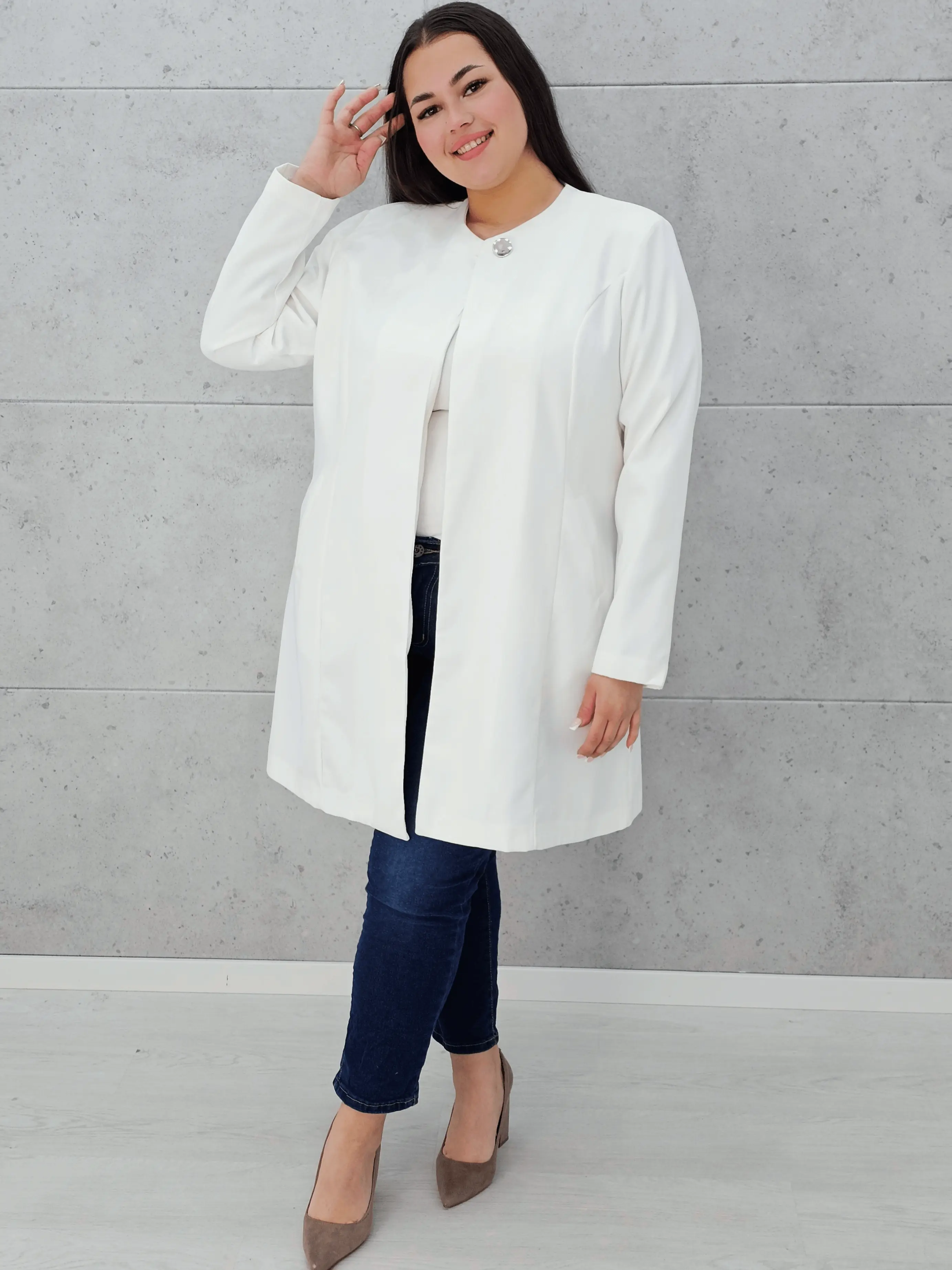 Elegancka przedłużana marynarka z ozdobnym zapięciem Stylowa XL