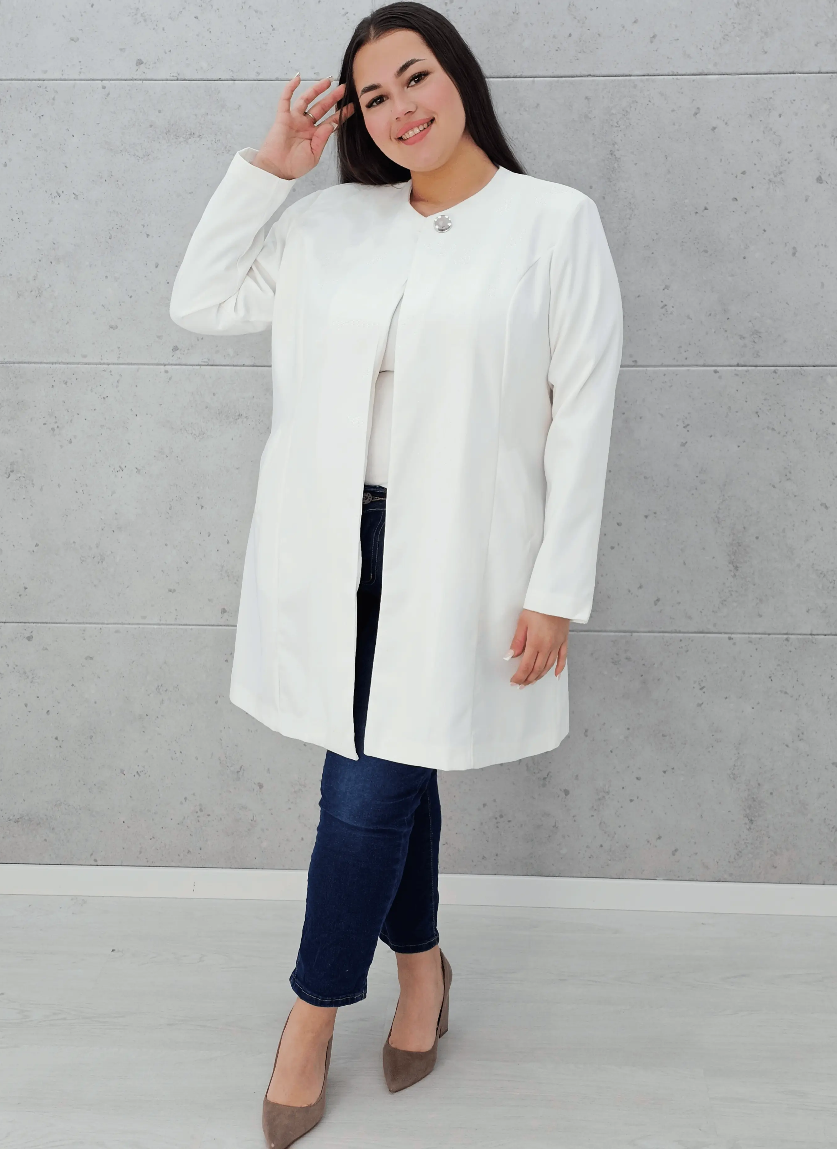 Elegancka przedłużana marynarka z ozdobnym zapięciem Stylowa XL