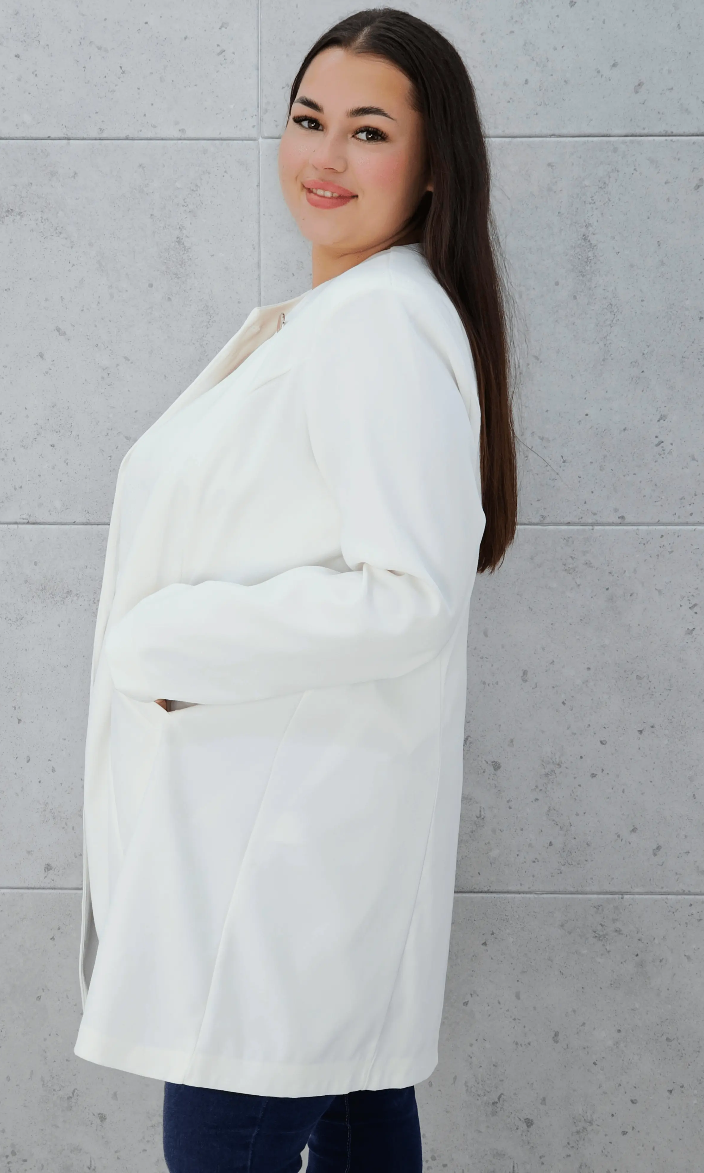 Elegancka przedłużana marynarka z ozdobnym zapięciem Stylowa XL