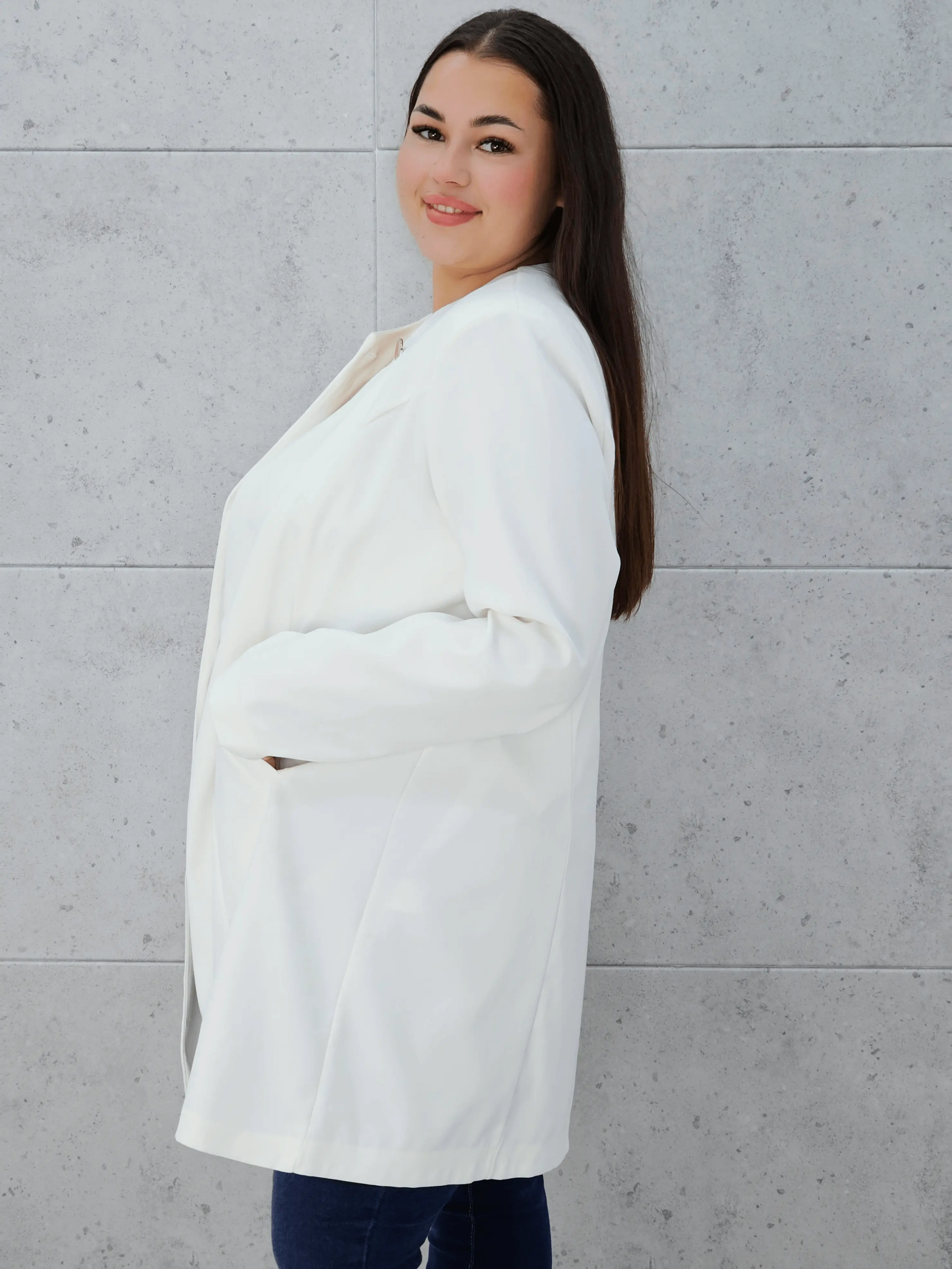 Elegancka przedłużana marynarka z ozdobnym zapięciem Stylowa XL