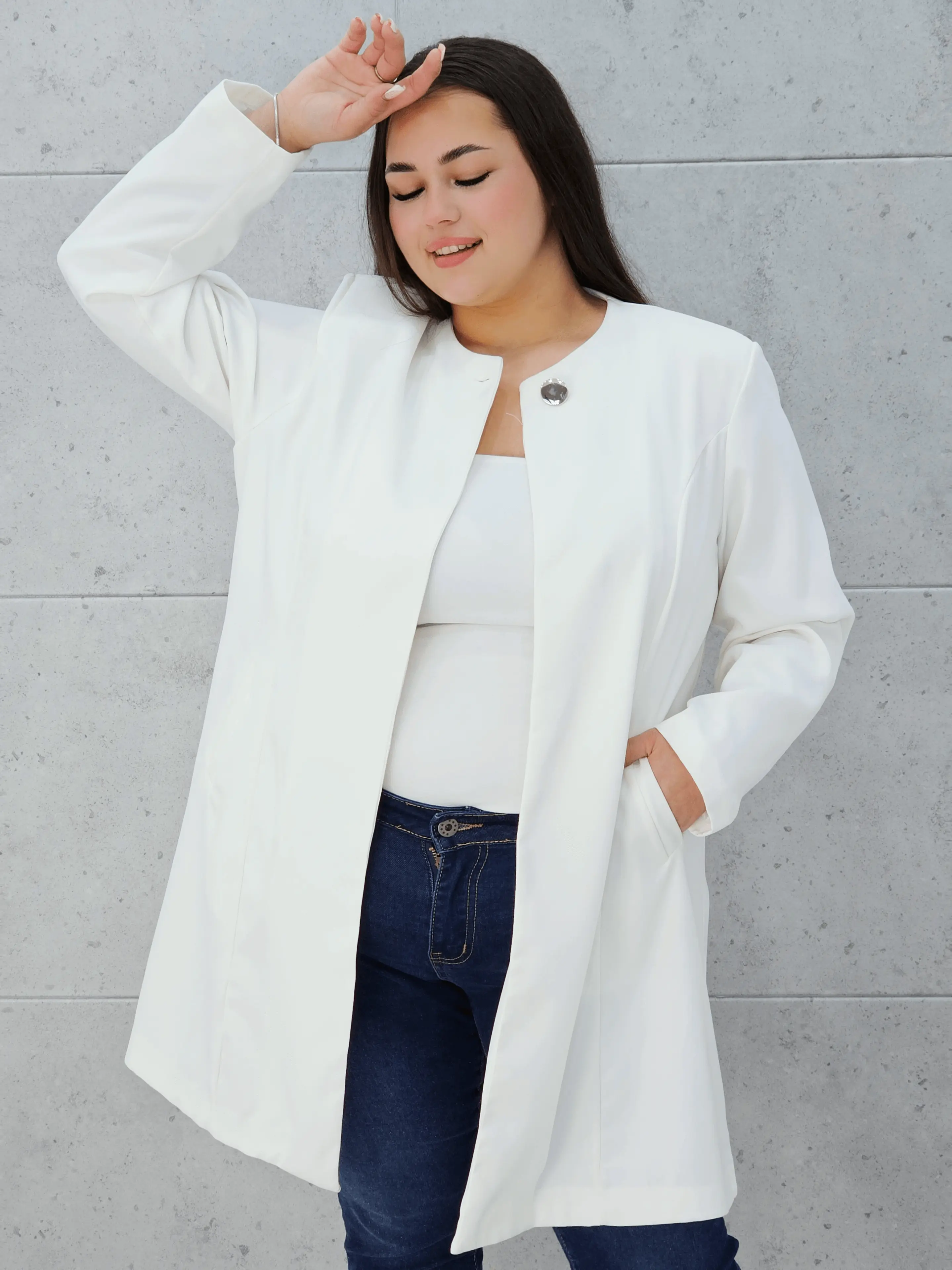 Elegancka przedłużana marynarka z ozdobnym zapięciem Stylowa XL