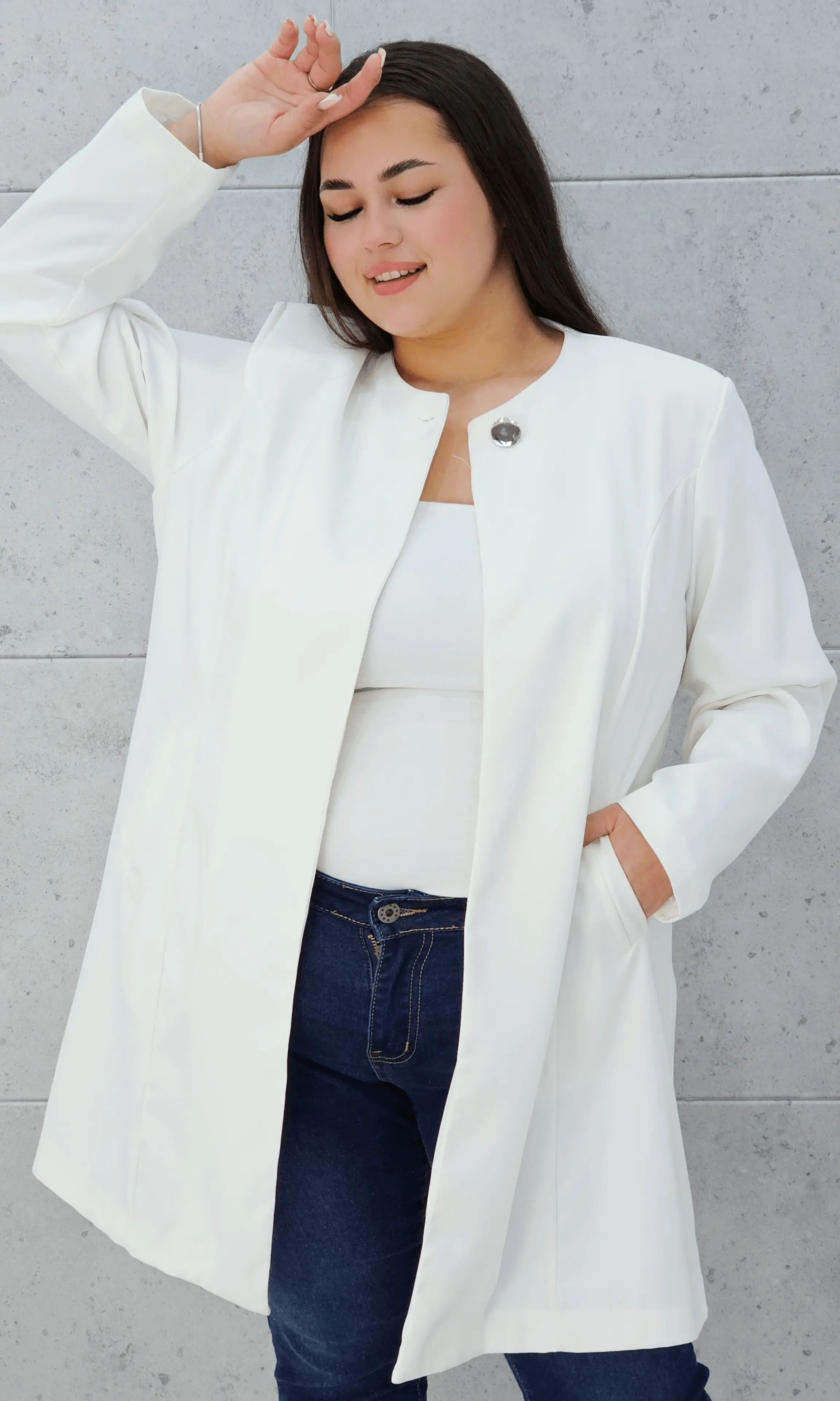 Elegancka przedłużana marynarka z ozdobnym zapięciem Stylowa XL