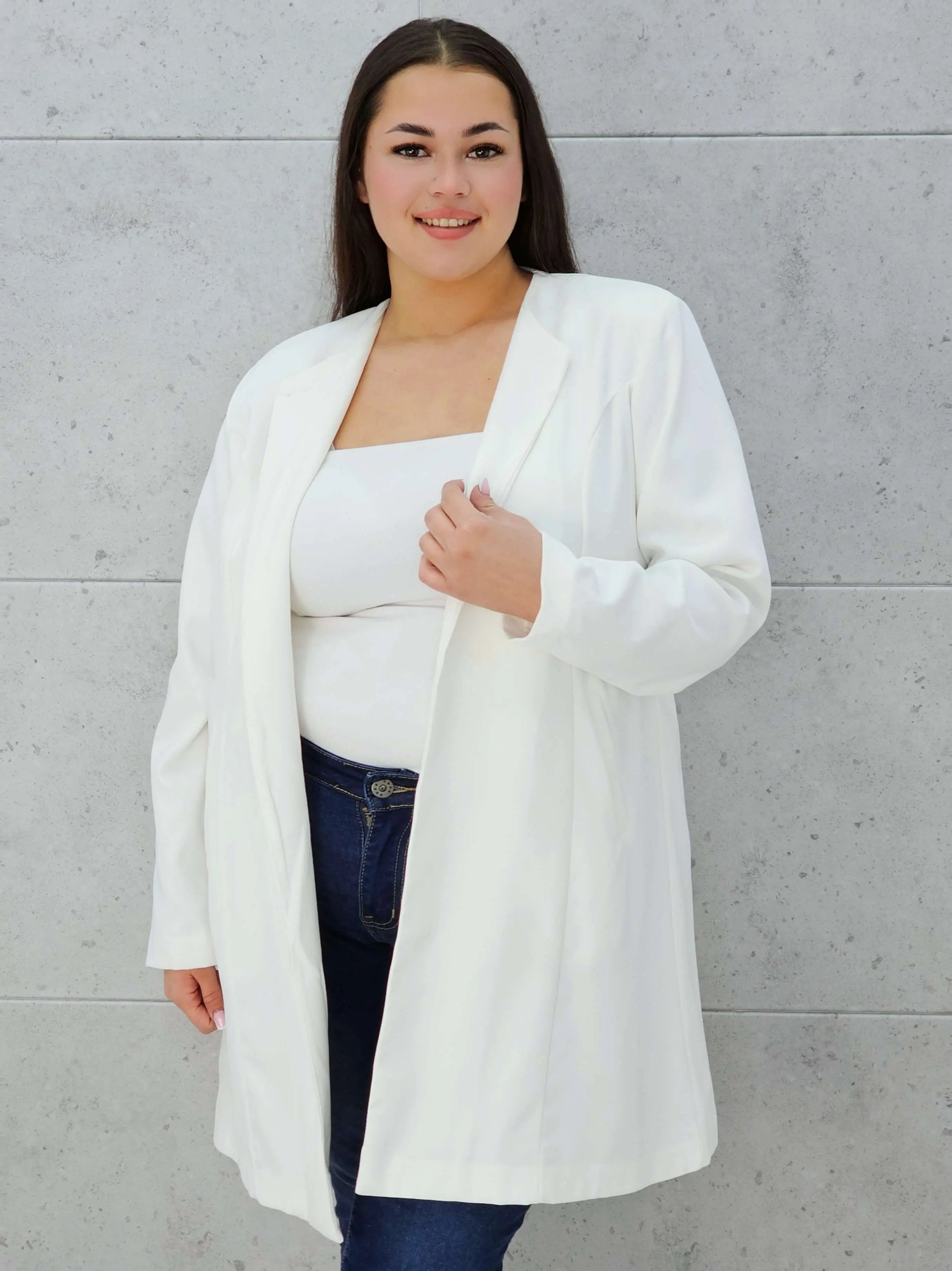 Elegancka przedłużana marynarka z ozdobnym zapięciem Stylowa XL