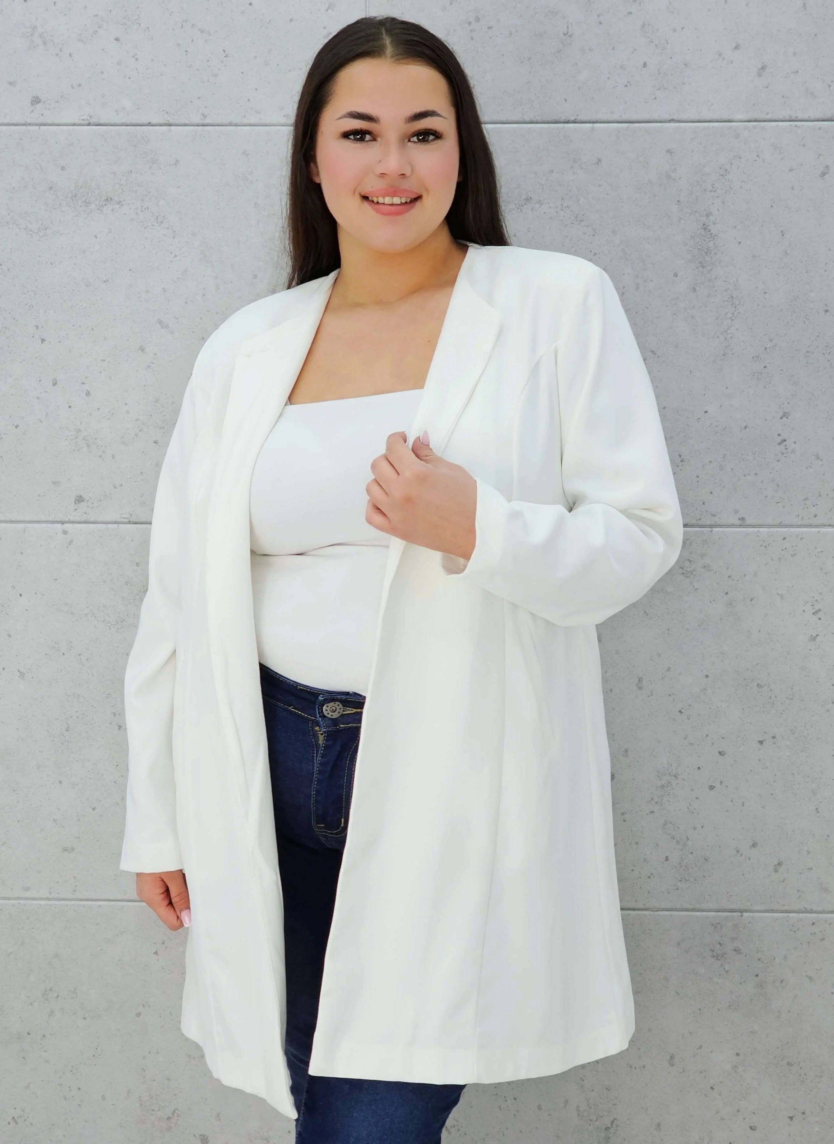 Elegancka przedłużana marynarka z ozdobnym zapięciem Stylowa XL