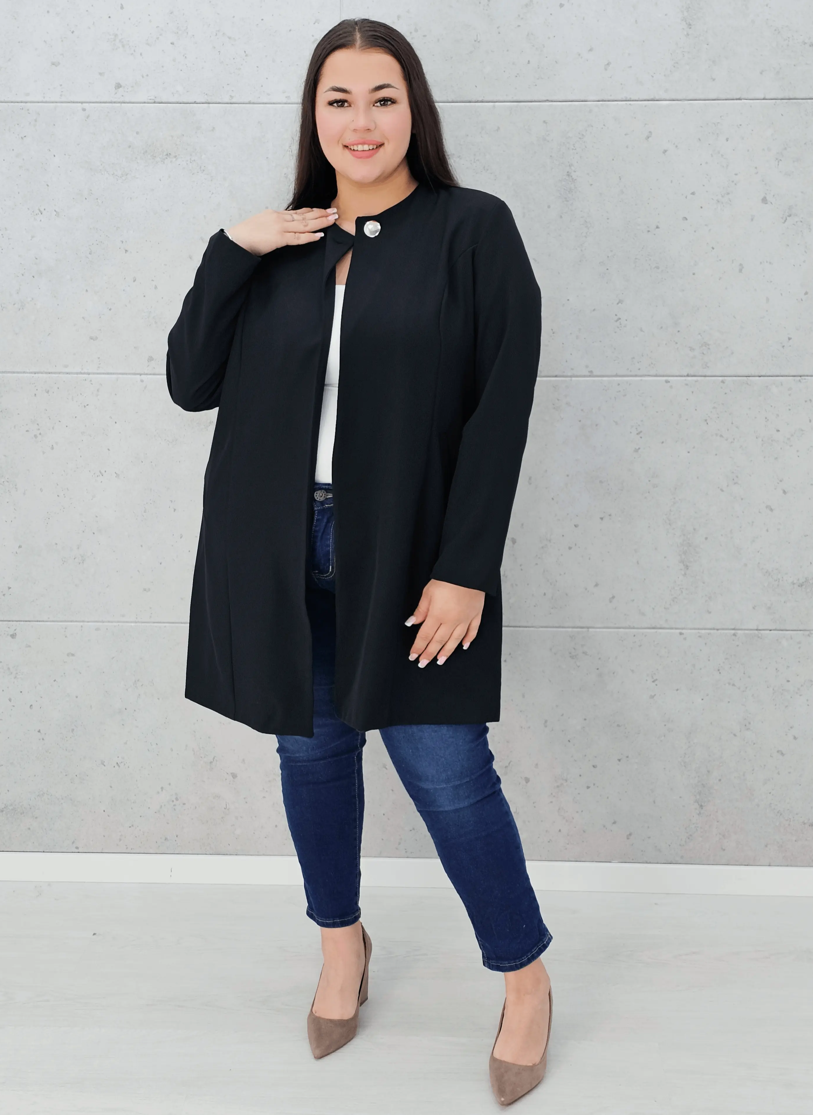 Elegancka przedłużana marynarka z ozdobnym zapięciem Stylowa XL