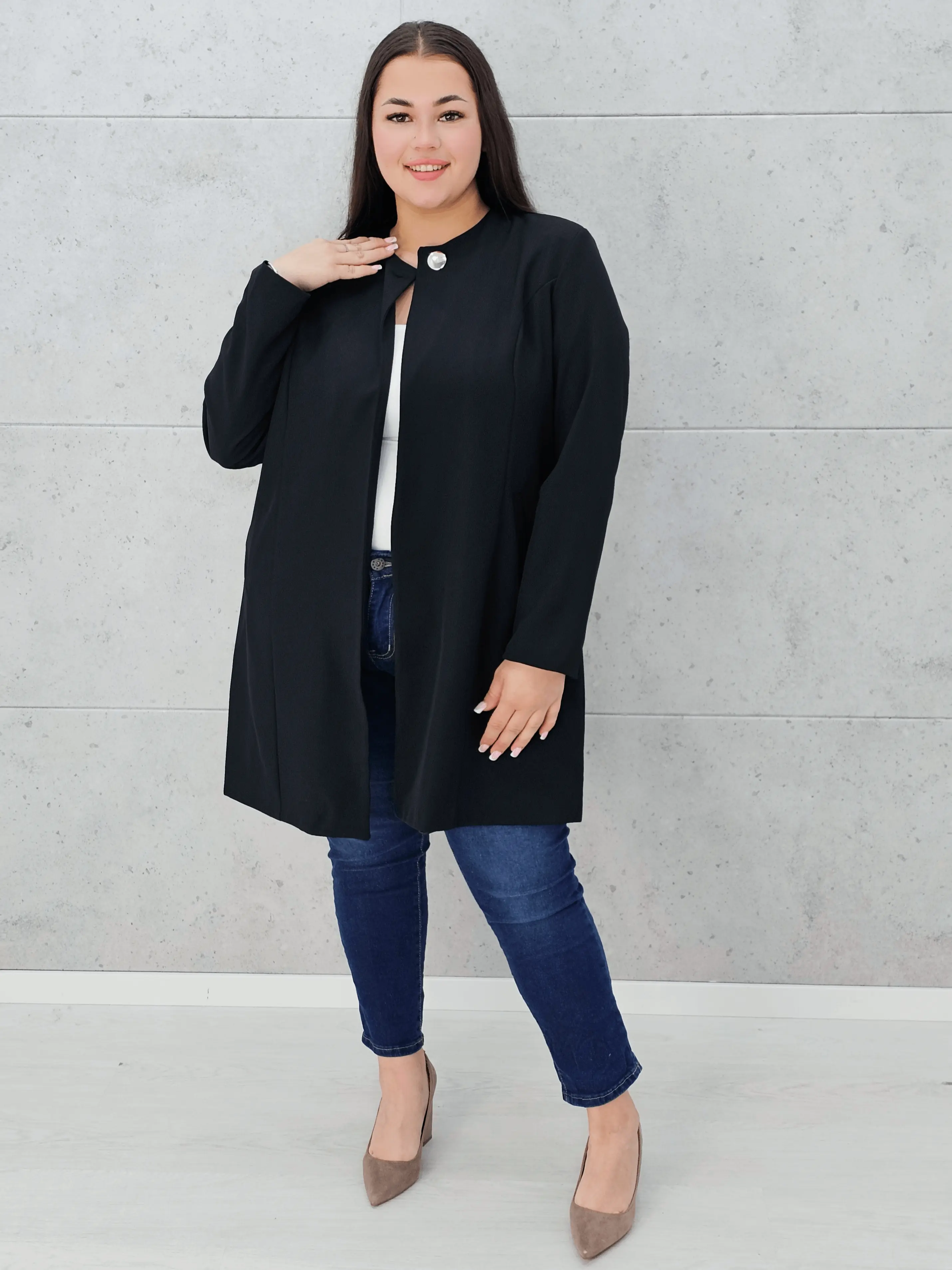 Elegancka przedłużana marynarka z ozdobnym zapięciem Stylowa XL