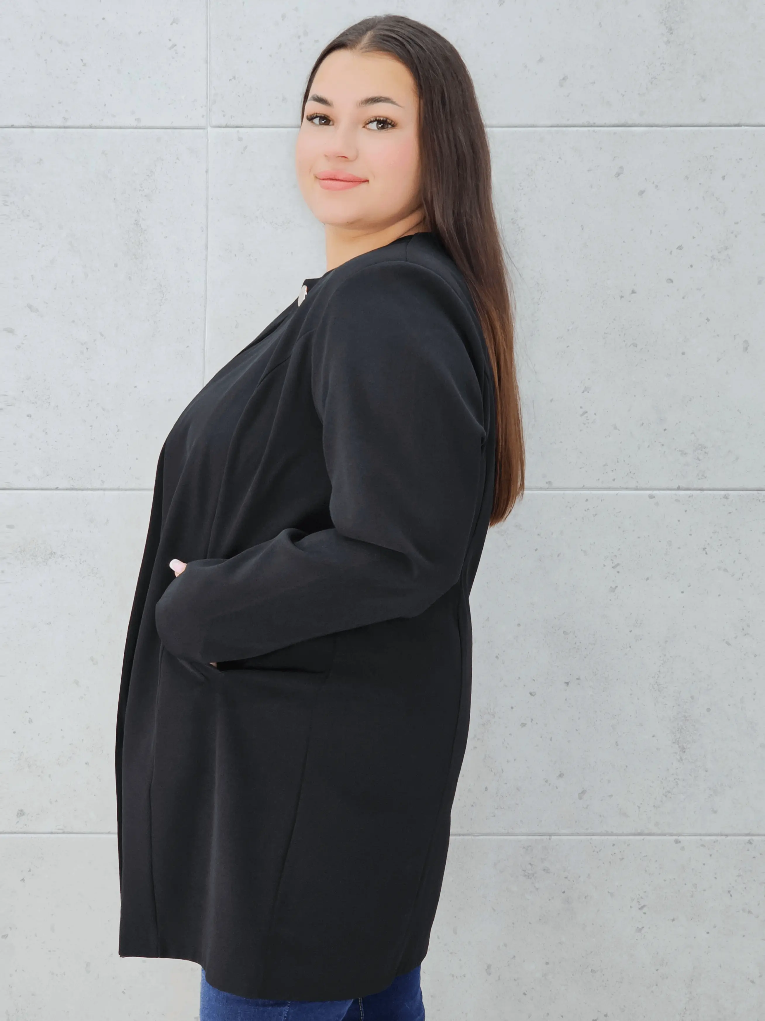 Elegancka przedłużana marynarka z ozdobnym zapięciem Stylowa XL