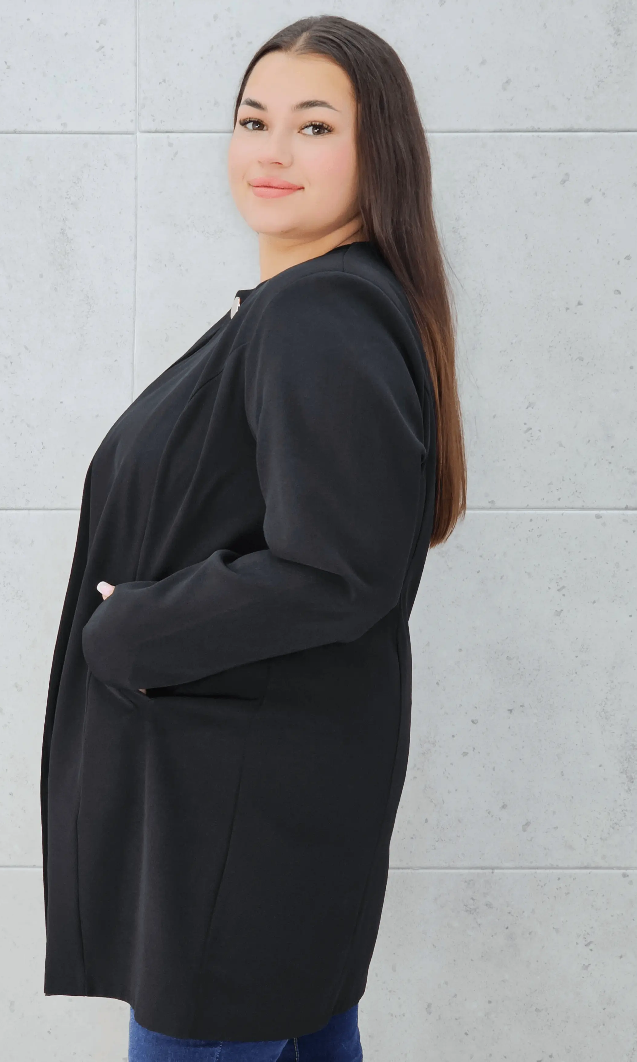 Elegancka przedłużana marynarka z ozdobnym zapięciem Stylowa XL