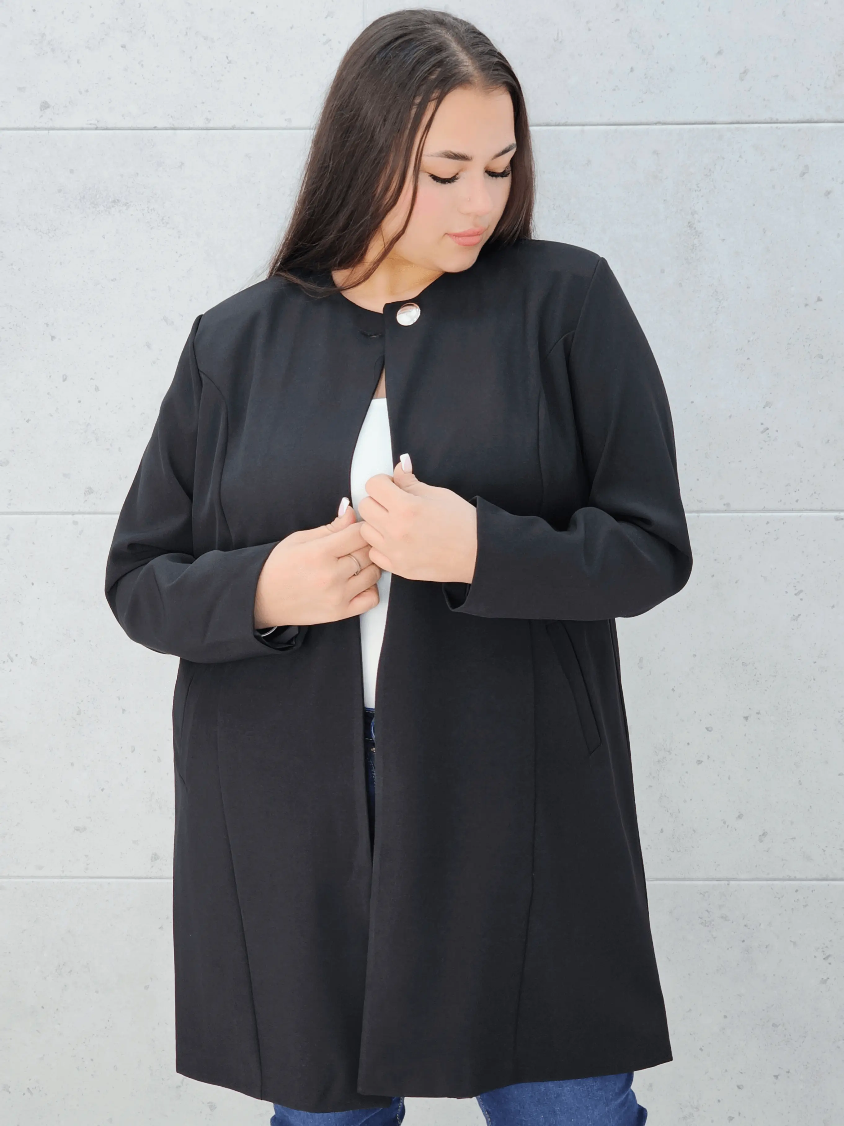 Elegancka przedłużana marynarka z ozdobnym zapięciem Stylowa XL