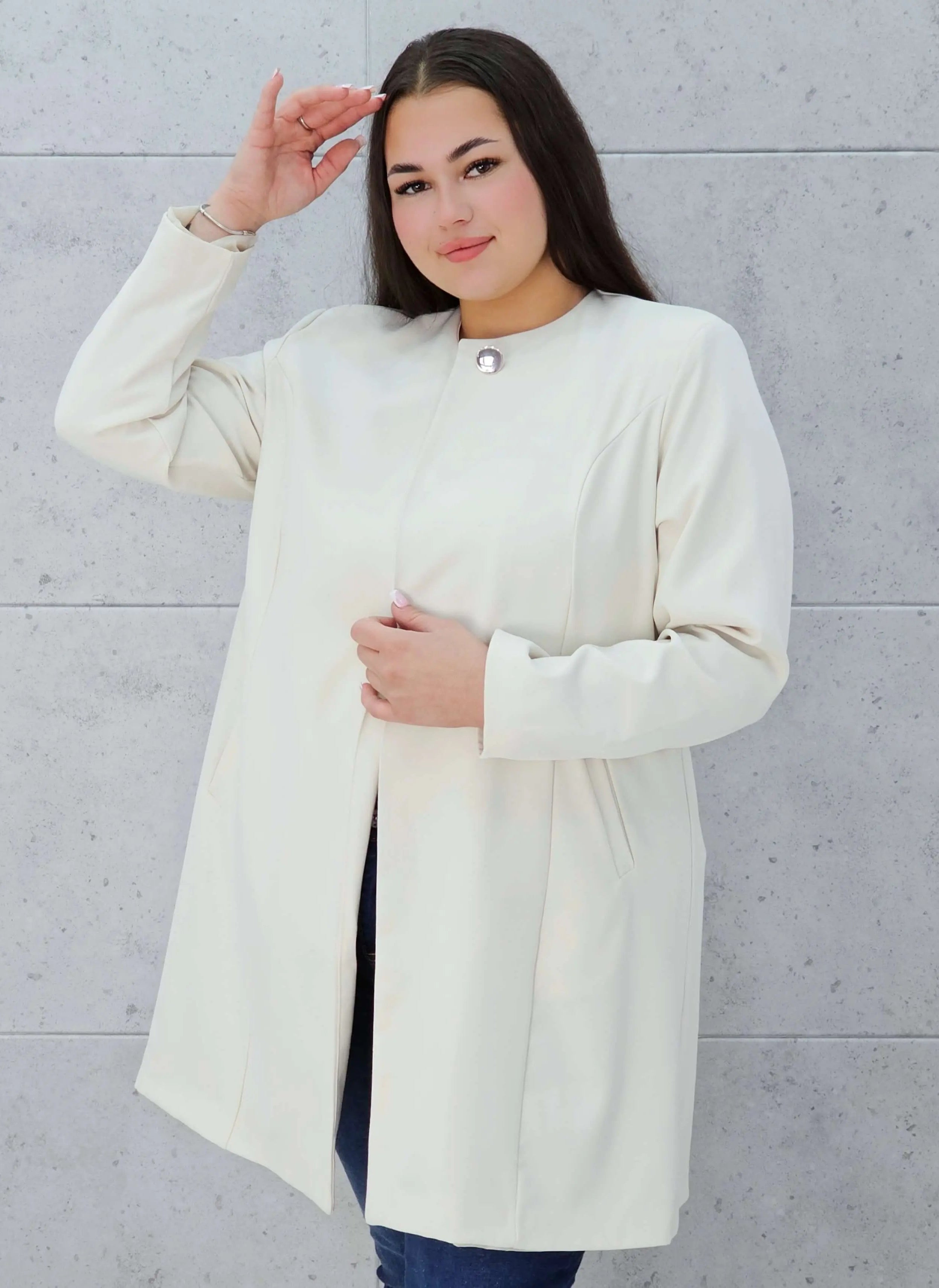 Elegancka przedłużana marynarka z ozdobnym zapięciem Stylowa XL