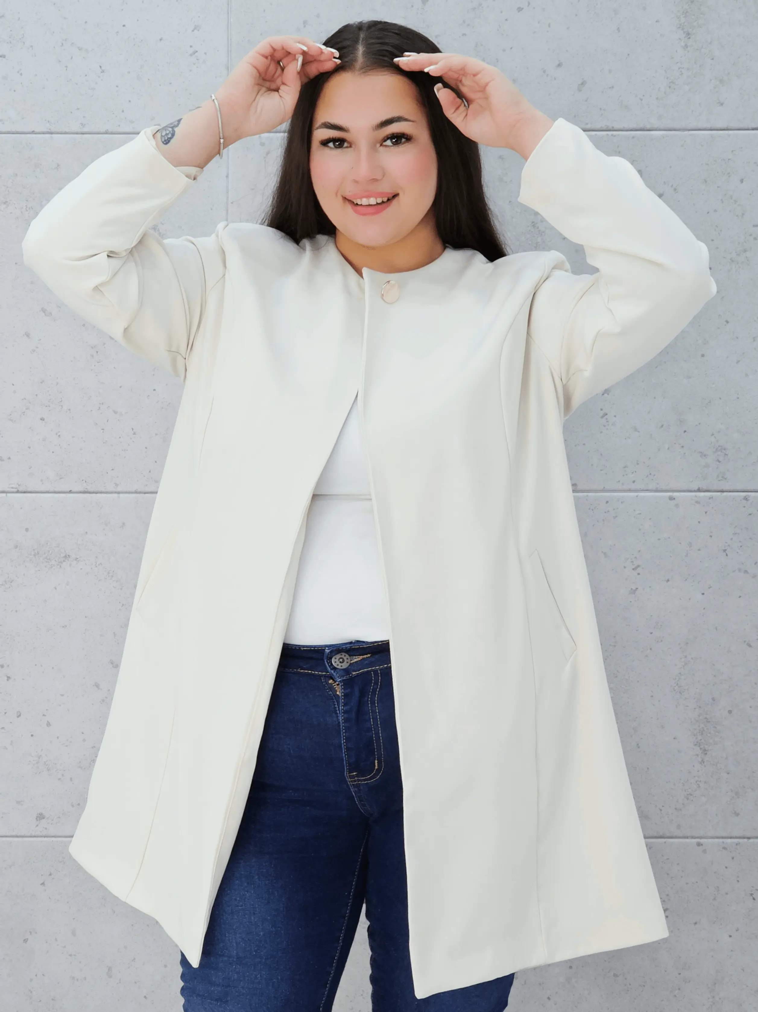 Elegancka przedłużana marynarka z ozdobnym zapięciem Stylowa XL