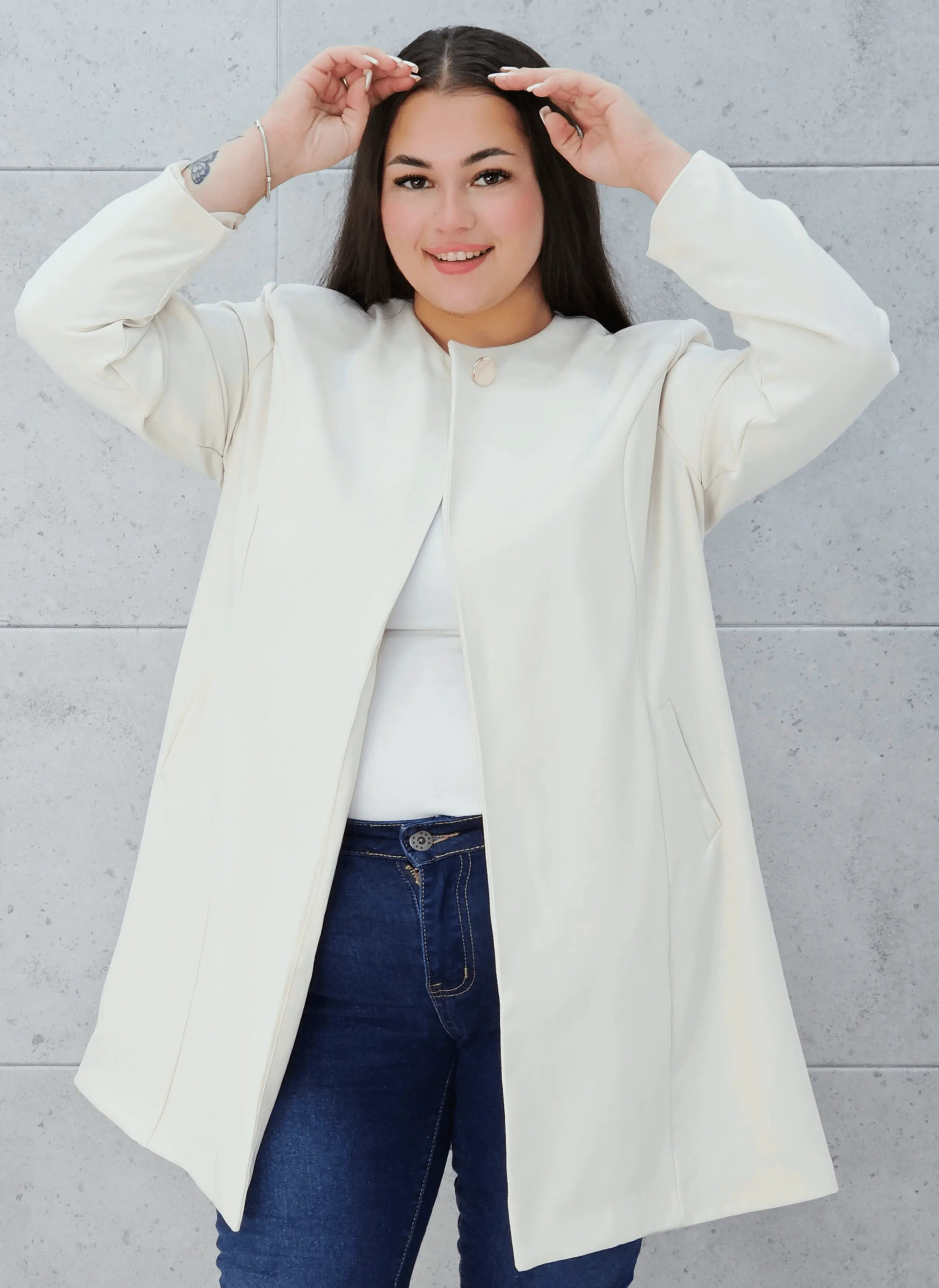 Elegancka przedłużana marynarka z ozdobnym zapięciem Stylowa XL