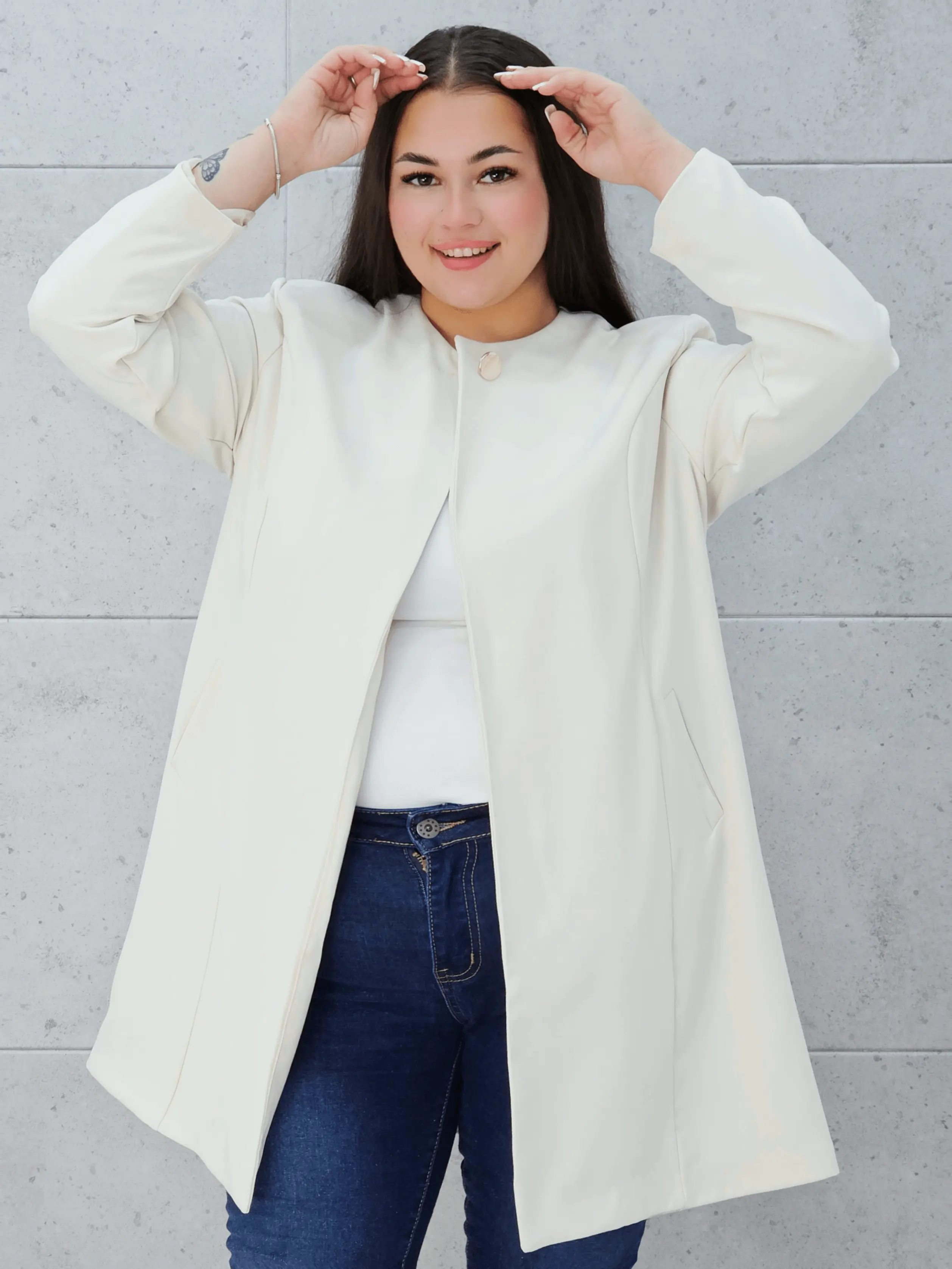 Elegancka przedłużana marynarka z ozdobnym zapięciem Stylowa XL