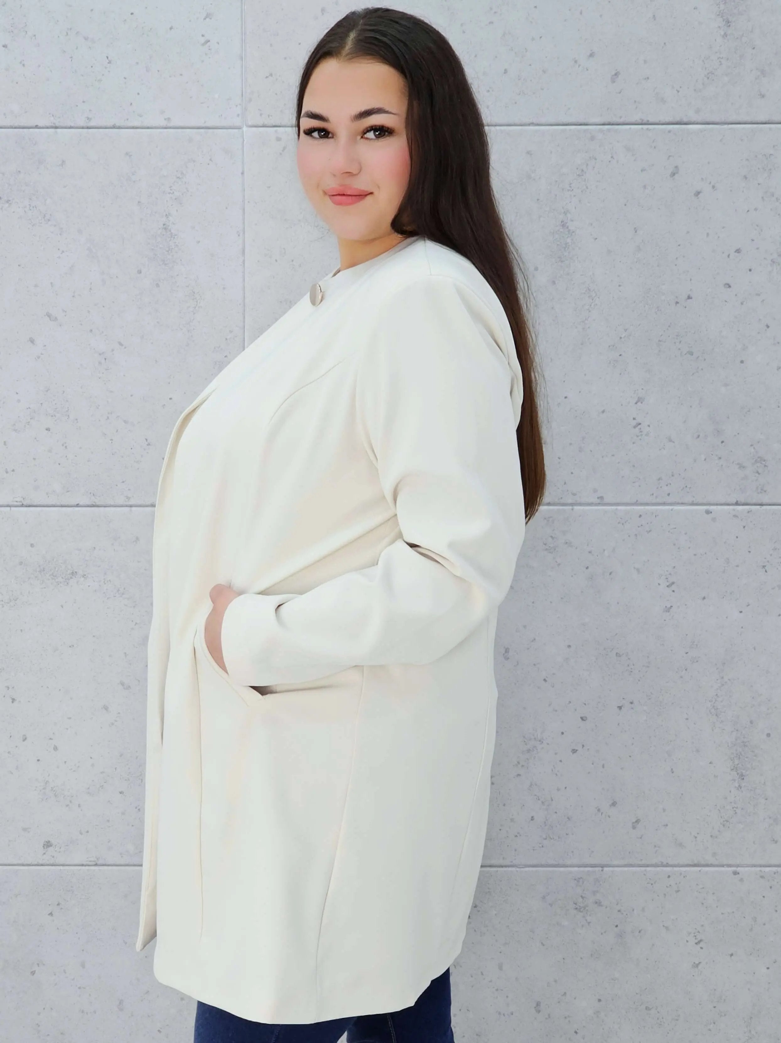 Elegancka przedłużana marynarka z ozdobnym zapięciem Stylowa XL