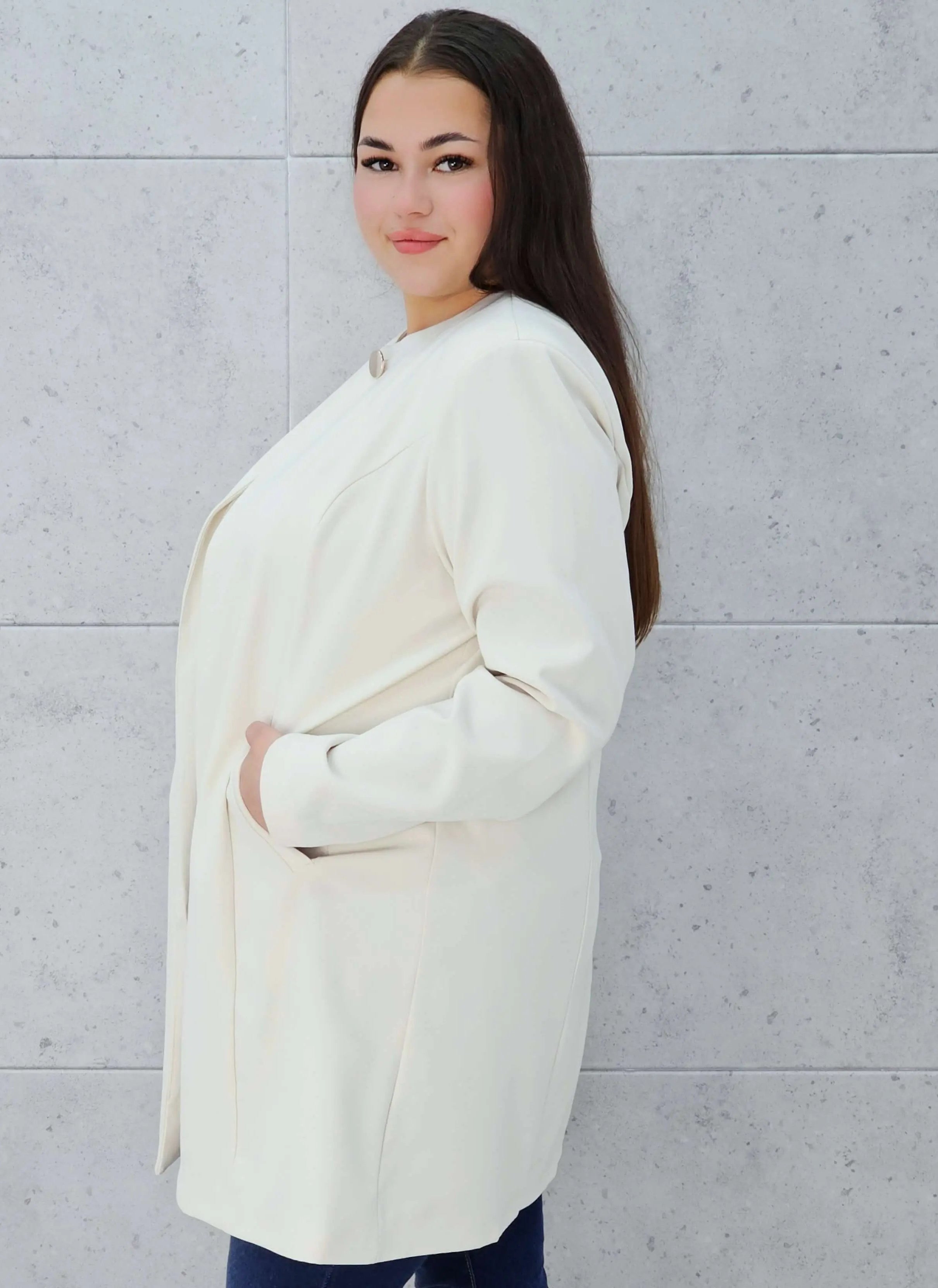 Elegancka przedłużana marynarka z ozdobnym zapięciem Stylowa XL