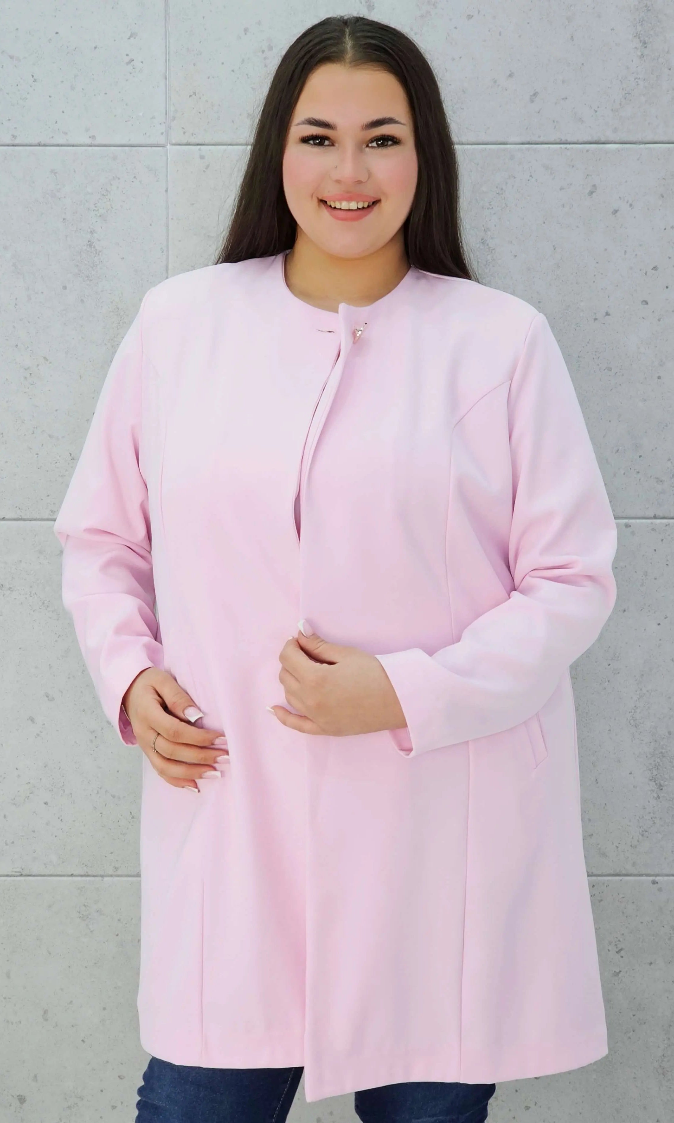 Elegancka przedłużana marynarka z ozdobnym zapięciem Stylowa XL