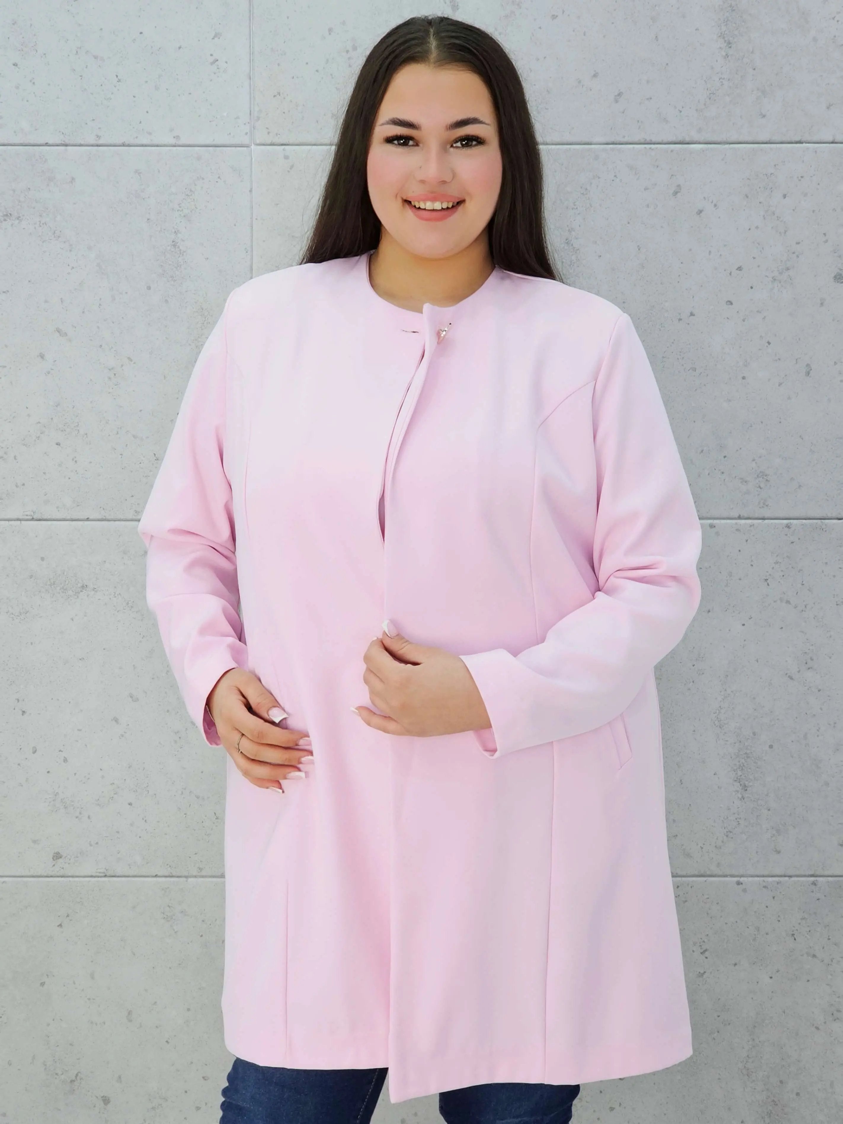 Elegancka przedłużana marynarka z ozdobnym zapięciem Stylowa XL