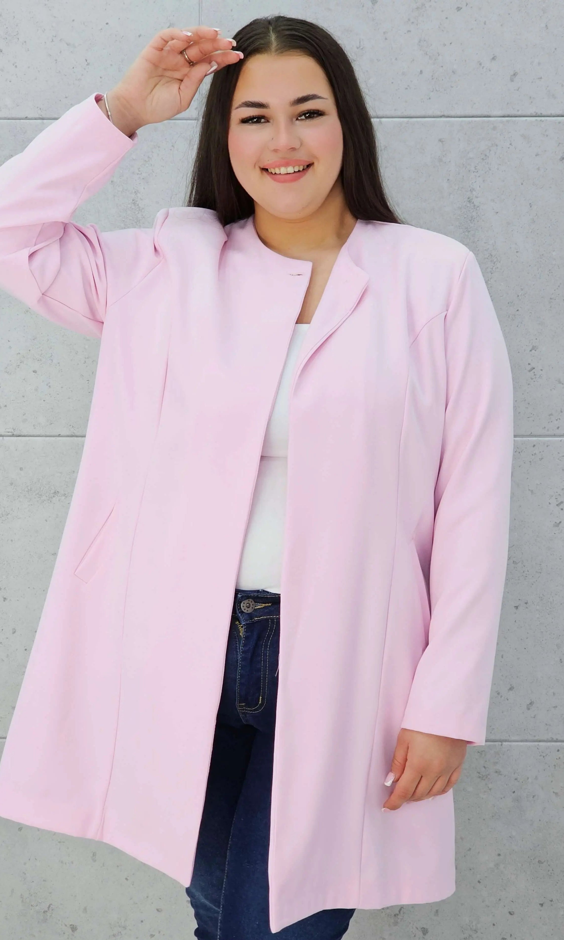 Elegancka przedłużana marynarka z ozdobnym zapięciem Stylowa XL