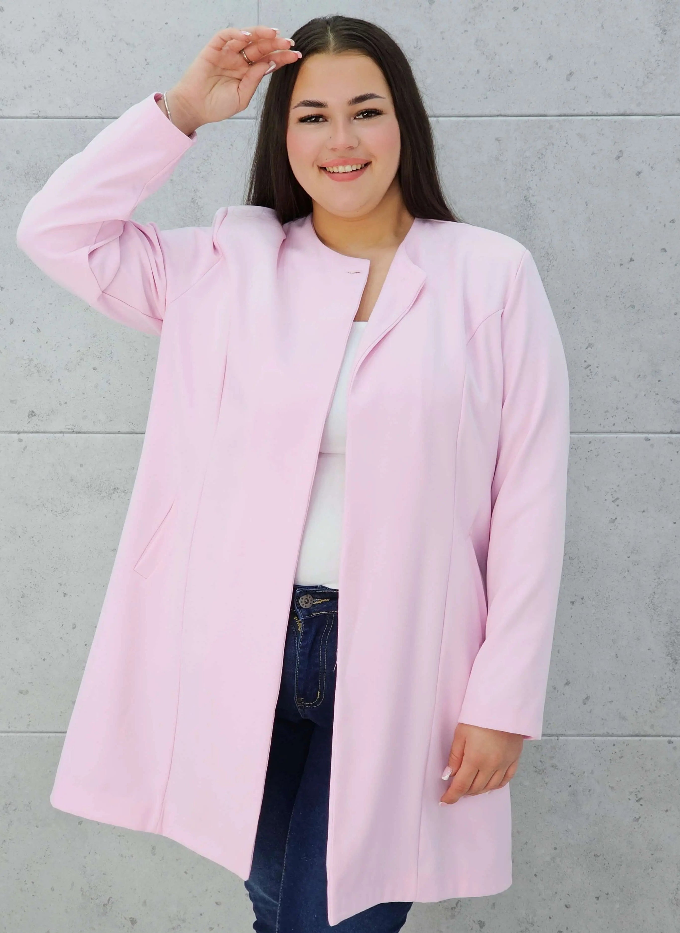 Elegancka przedłużana marynarka z ozdobnym zapięciem Stylowa XL