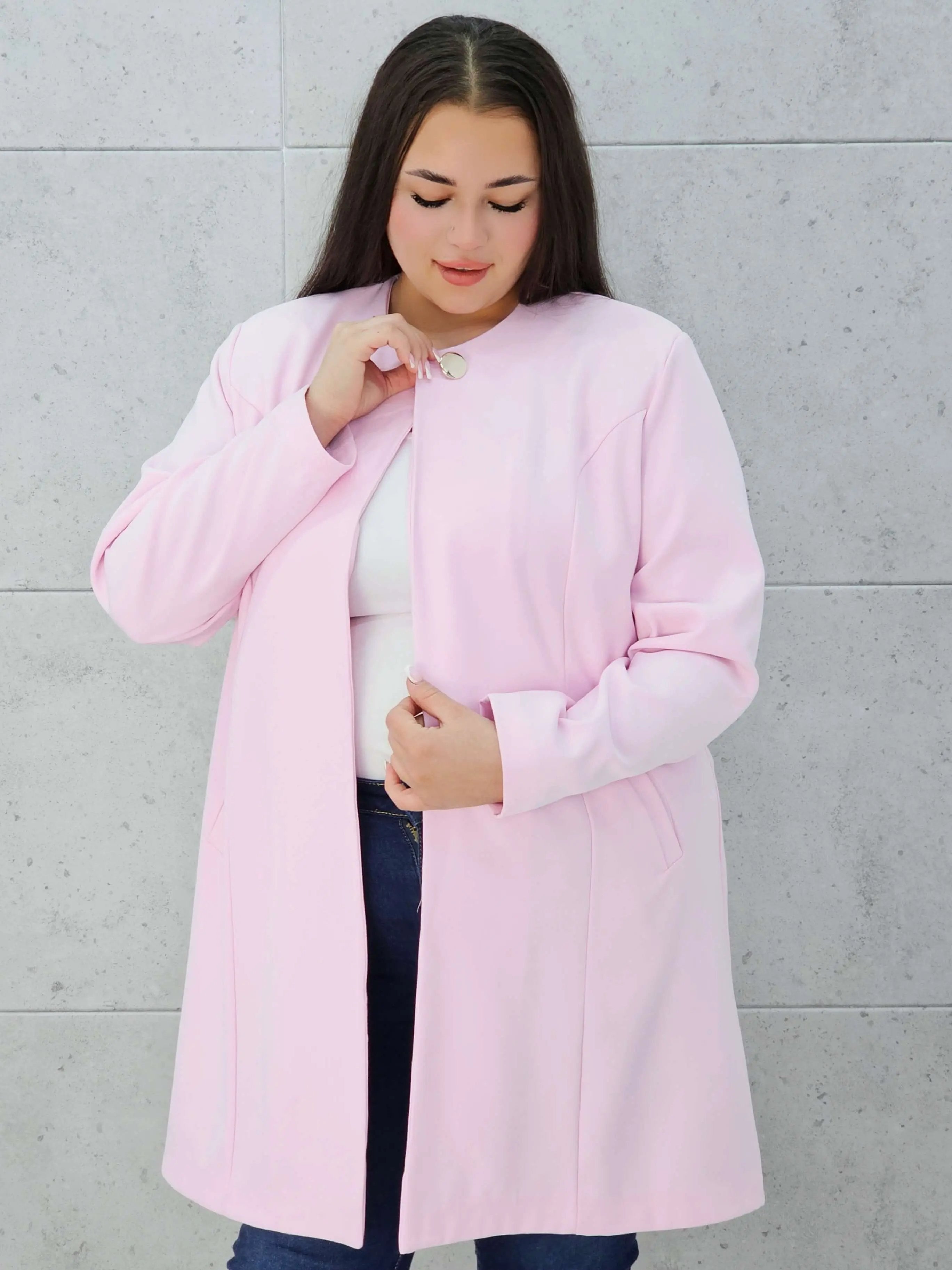 Elegancka przedłużana marynarka z ozdobnym zapięciem Stylowa XL