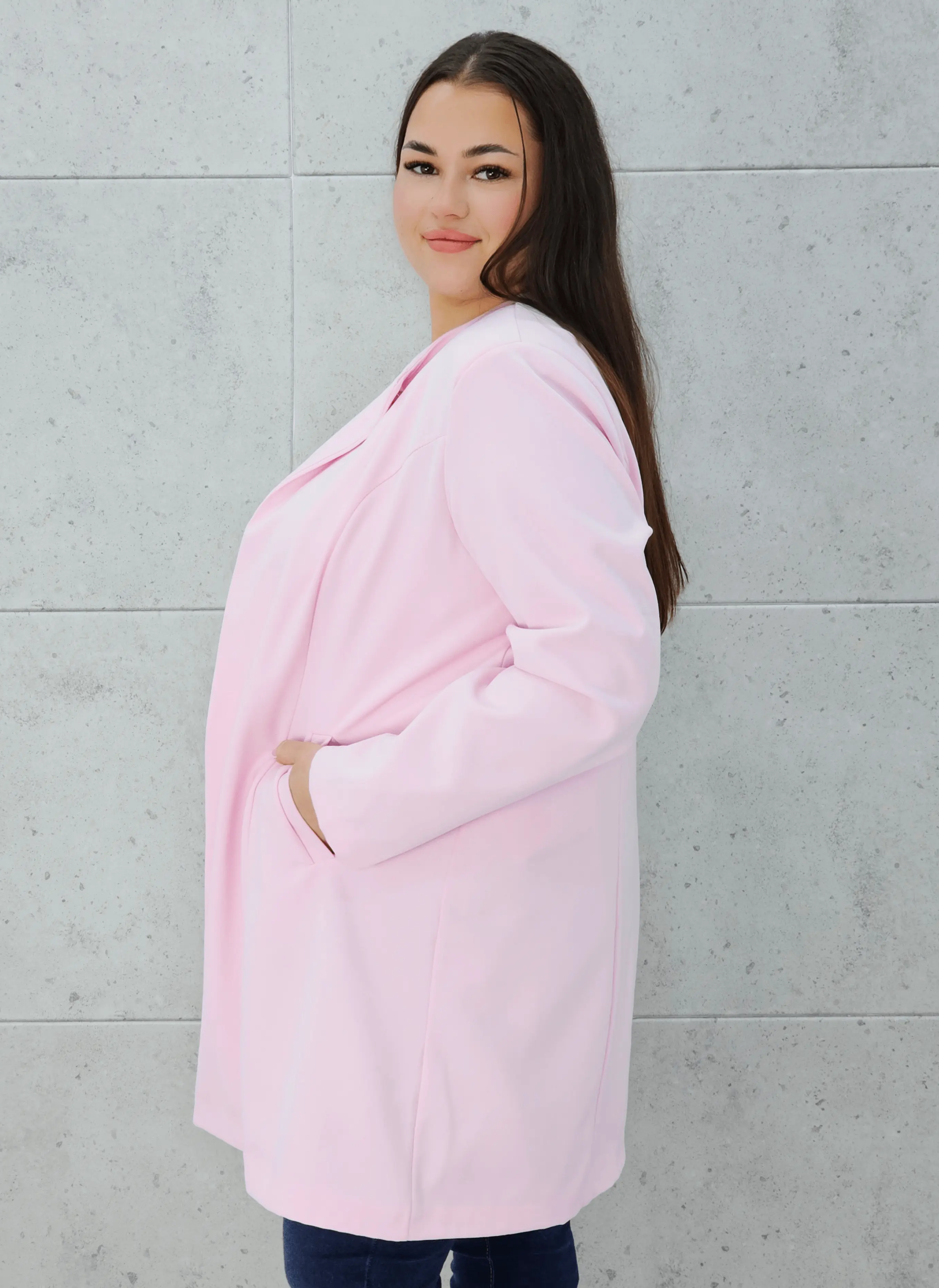 Elegancka przedłużana marynarka z ozdobnym zapięciem Stylowa XL