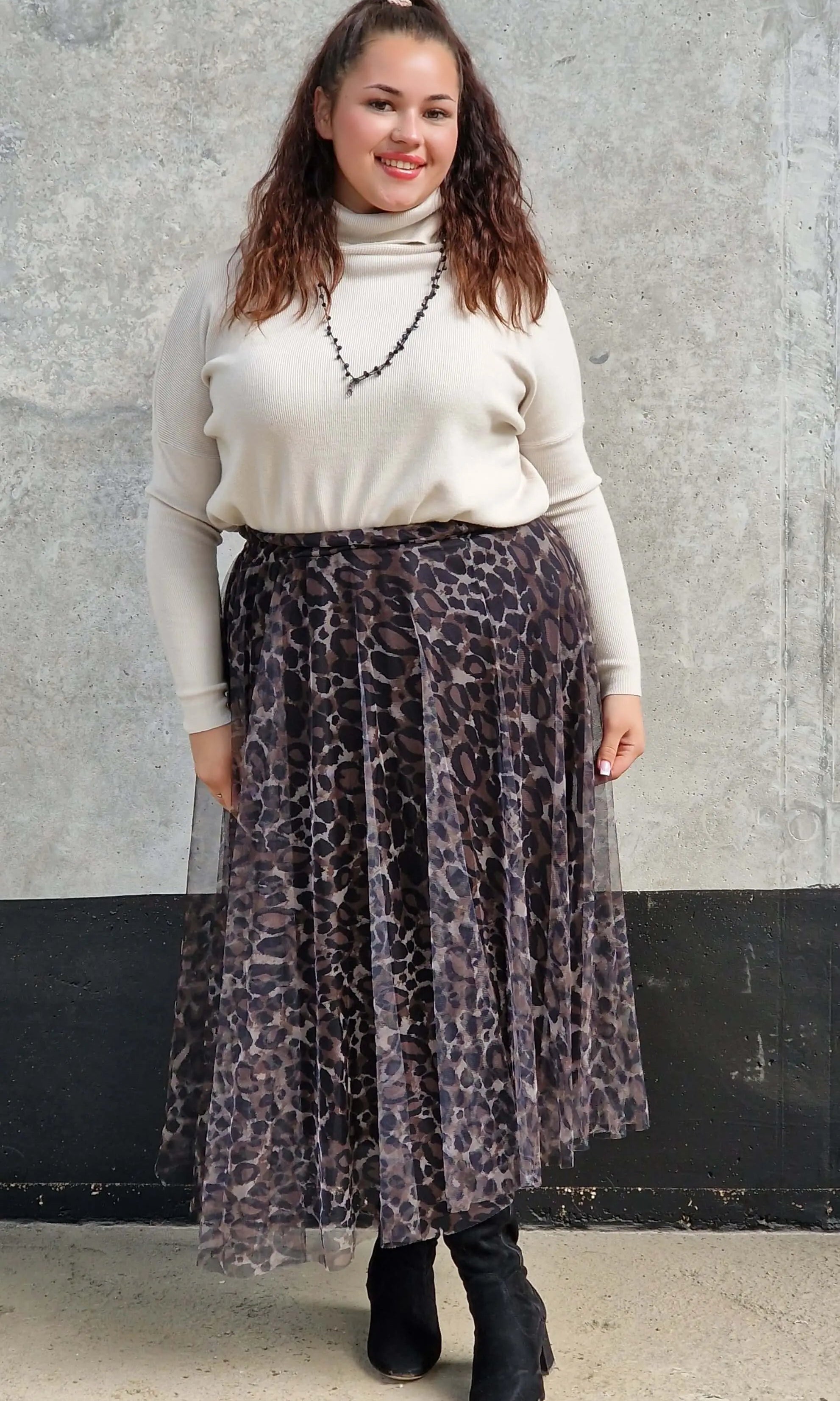 Elegancka spódnica midi z tiulową warstwą i zwierzęcym printem panterki Stylowa XL