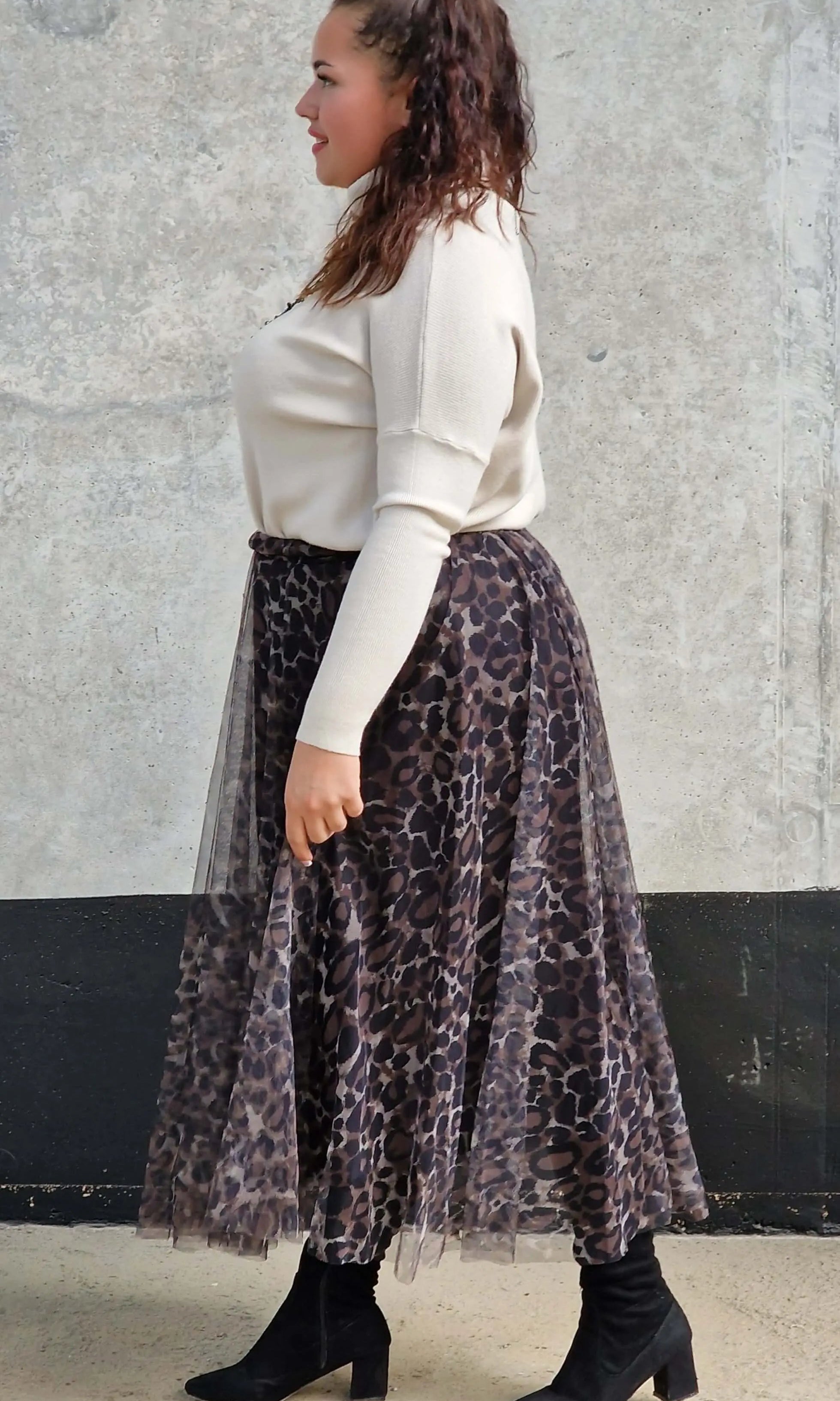 Elegancka spódnica midi z tiulową warstwą i zwierzęcym printem panterki Stylowa XL