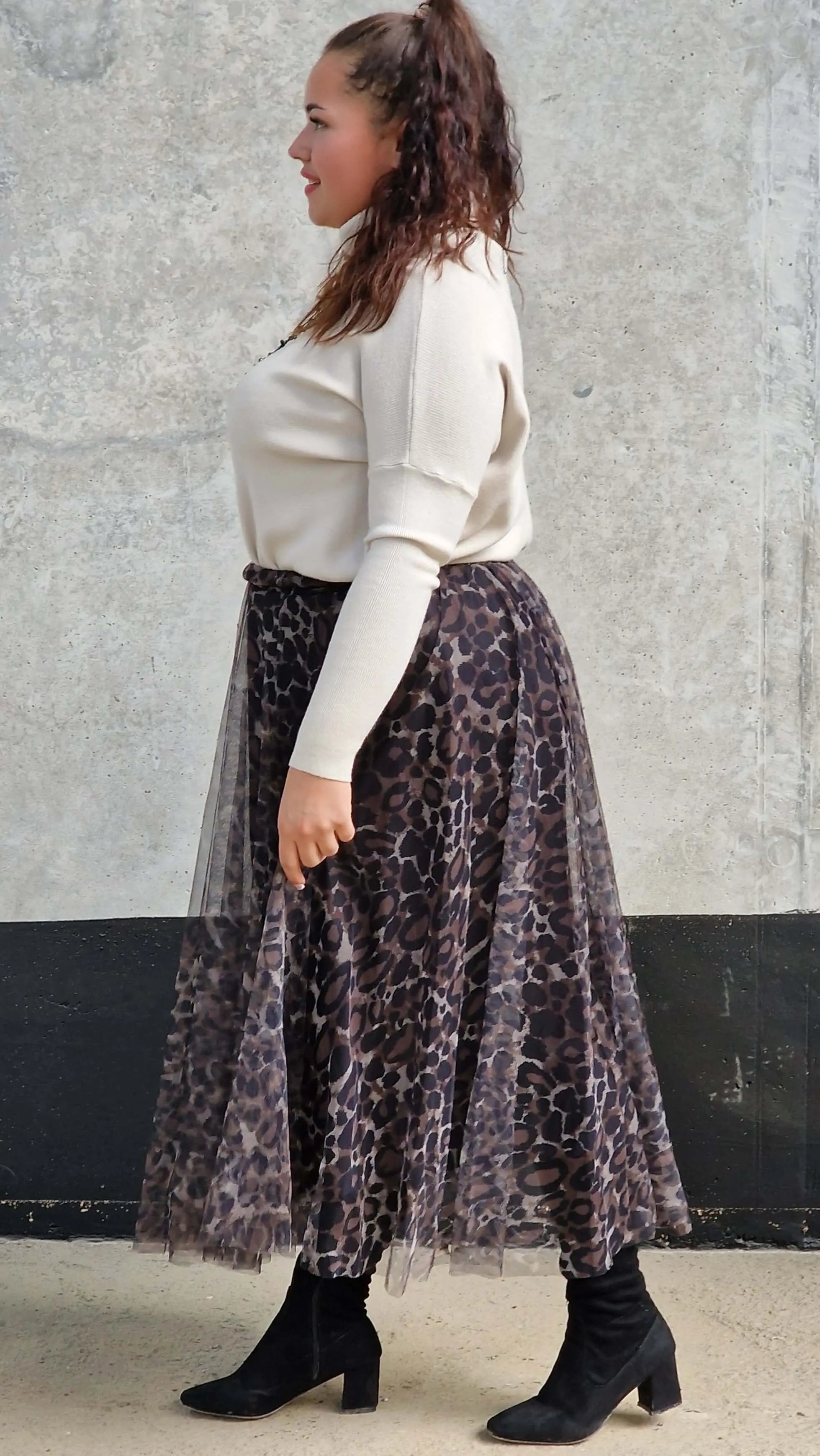 Elegancka spódnica midi z tiulową warstwą i zwierzęcym printem panterki Stylowa XL