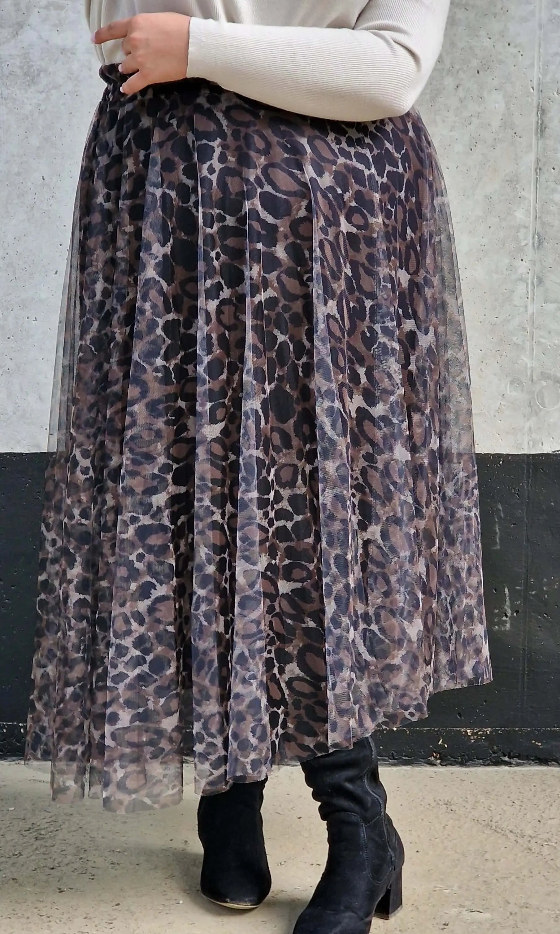 Elegancka spódnica midi z tiulową warstwą i zwierzęcym printem panterki Stylowa XL