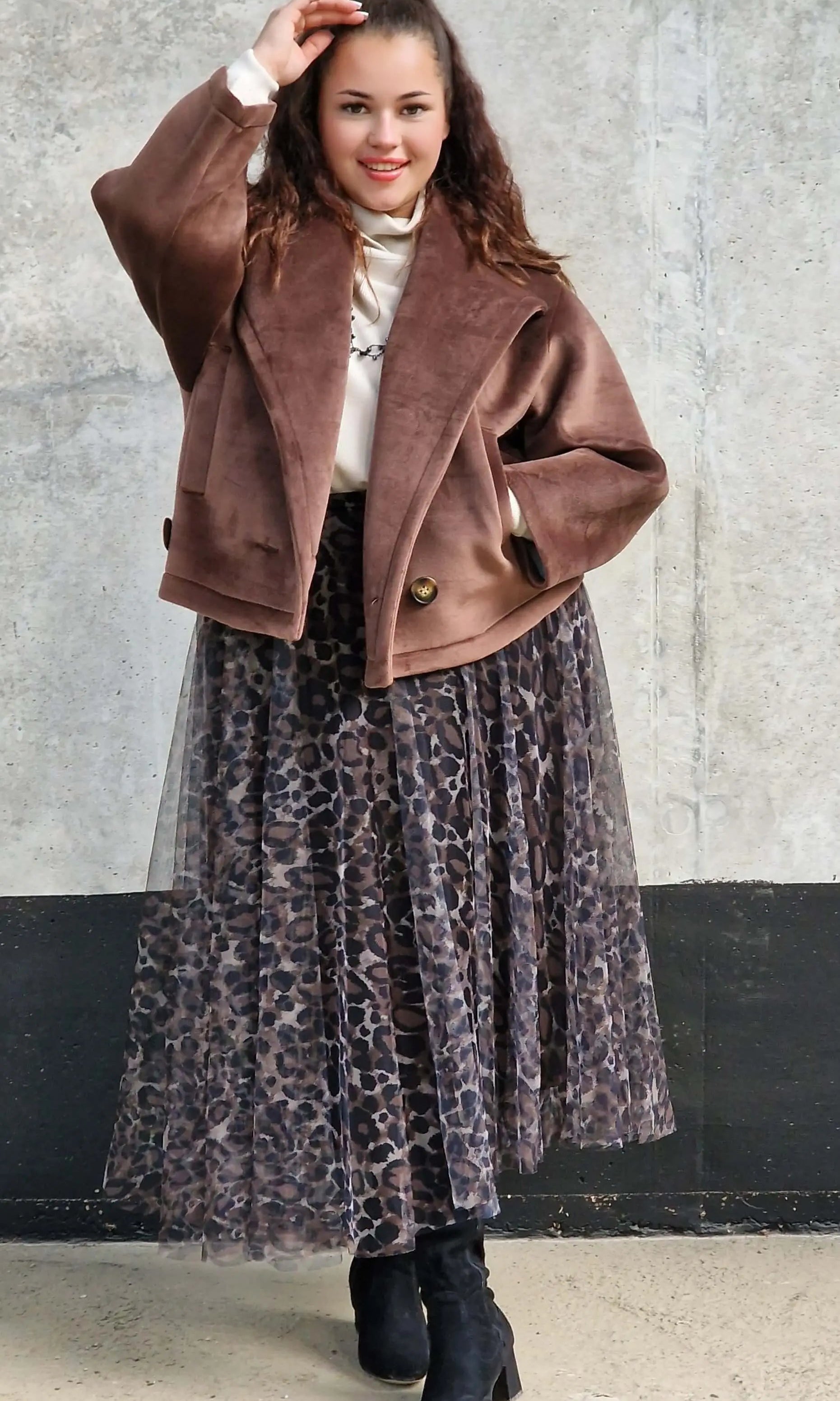 Elegancka spódnica midi z tiulową warstwą i zwierzęcym printem panterki Stylowa XL