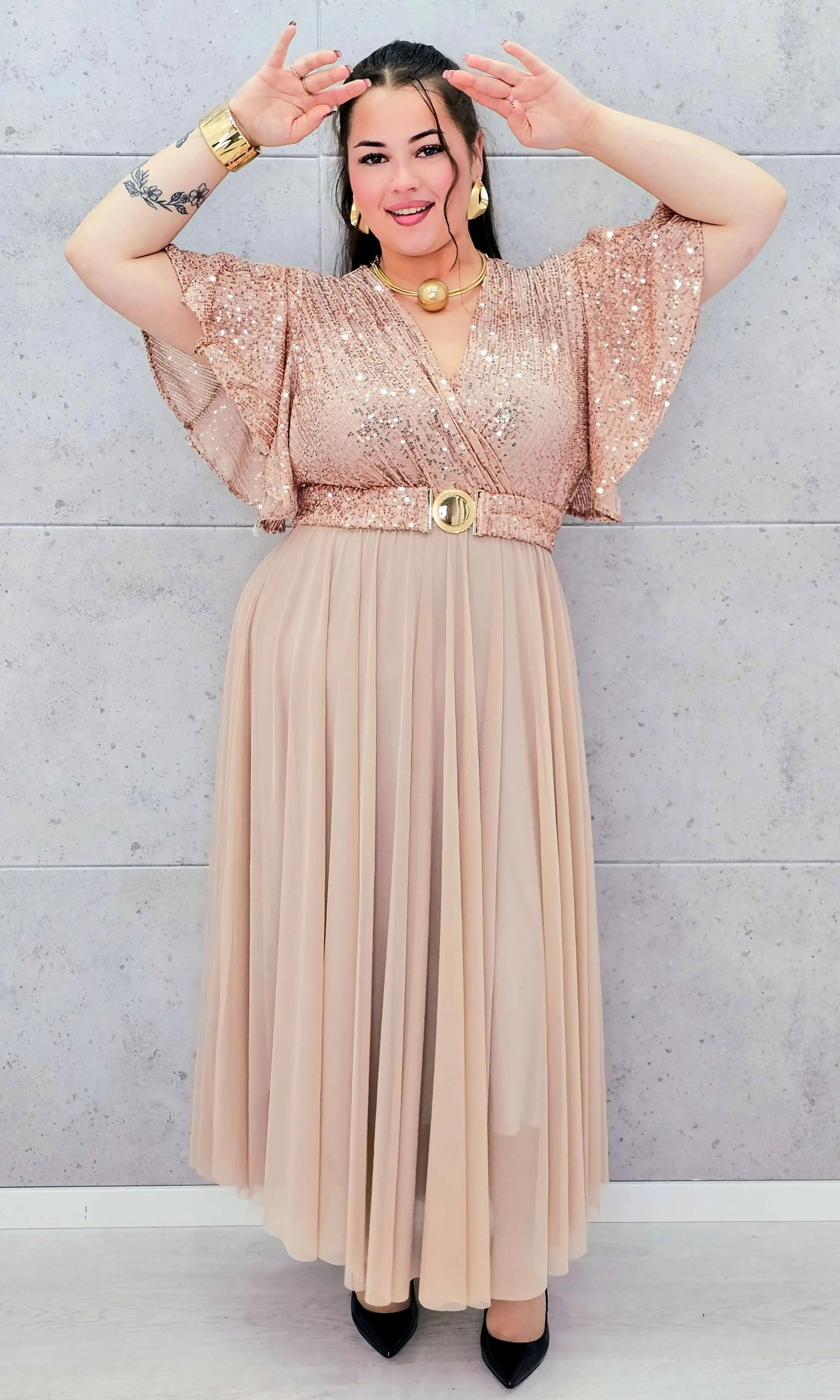 Elegancka sukienka XXL z cekinową górą i plisowanym dołem – wyjątkowa kolekcja plus size Stylowa XL