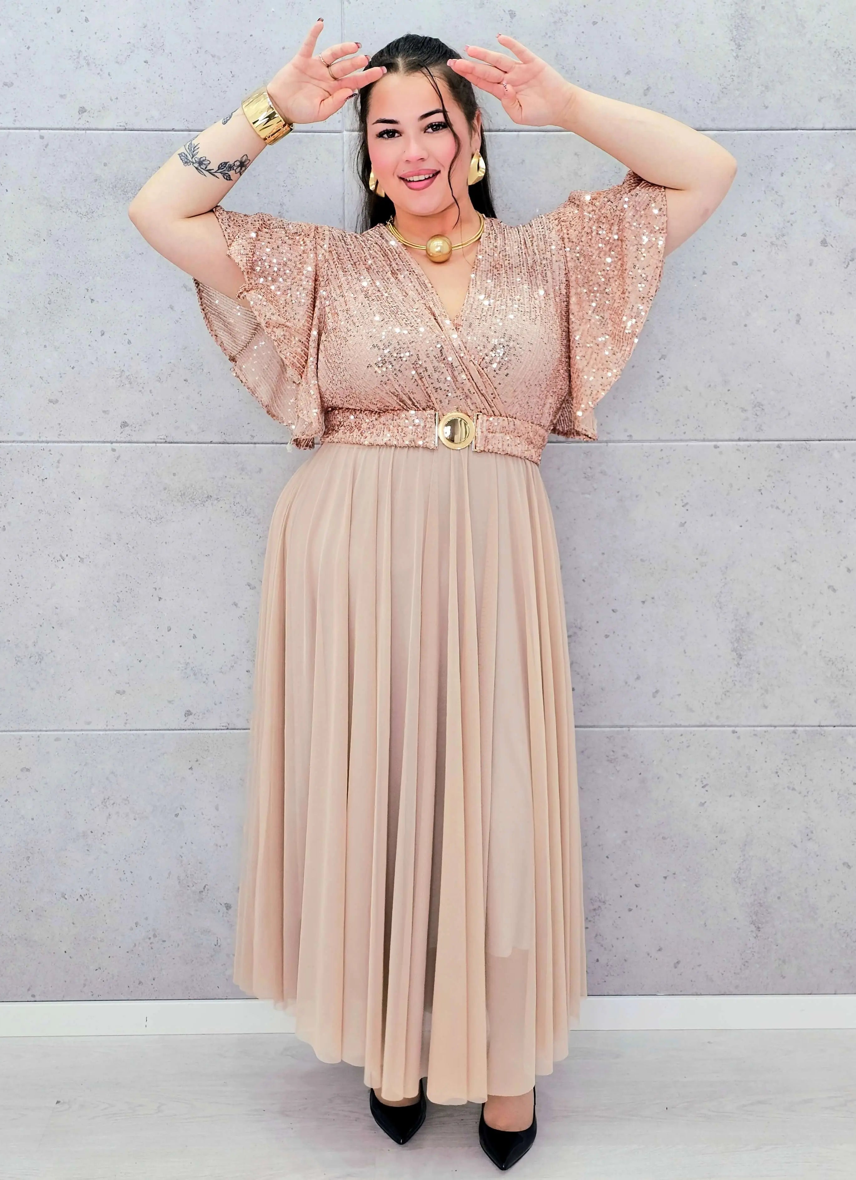 Elegancka sukienka XXL z cekinową górą i plisowanym dołem – wyjątkowa kolekcja plus size Stylowa XL