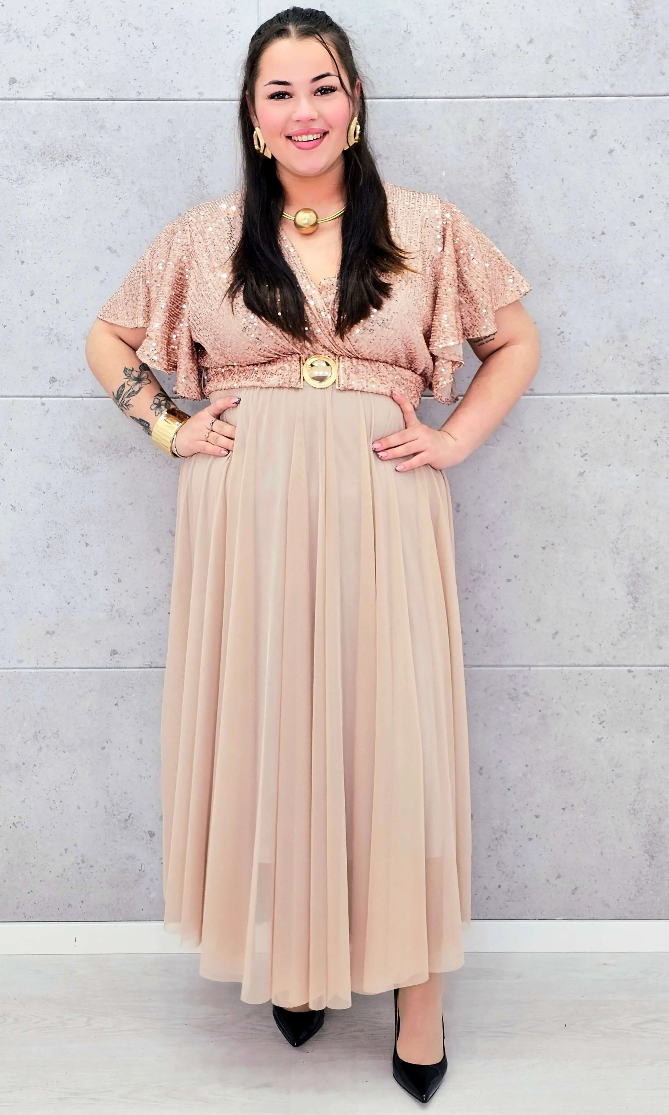 Elegancka sukienka XXL z cekinową górą i plisowanym dołem – wyjątkowa kolekcja plus size Stylowa XL