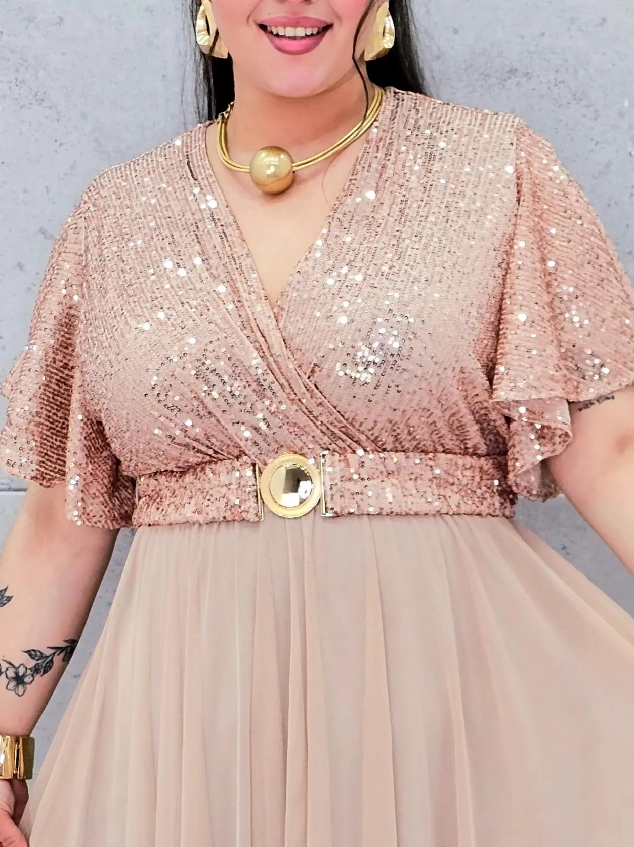 Elegancka sukienka XXL z cekinową górą i plisowanym dołem – wyjątkowa kolekcja plus size Stylowa XL