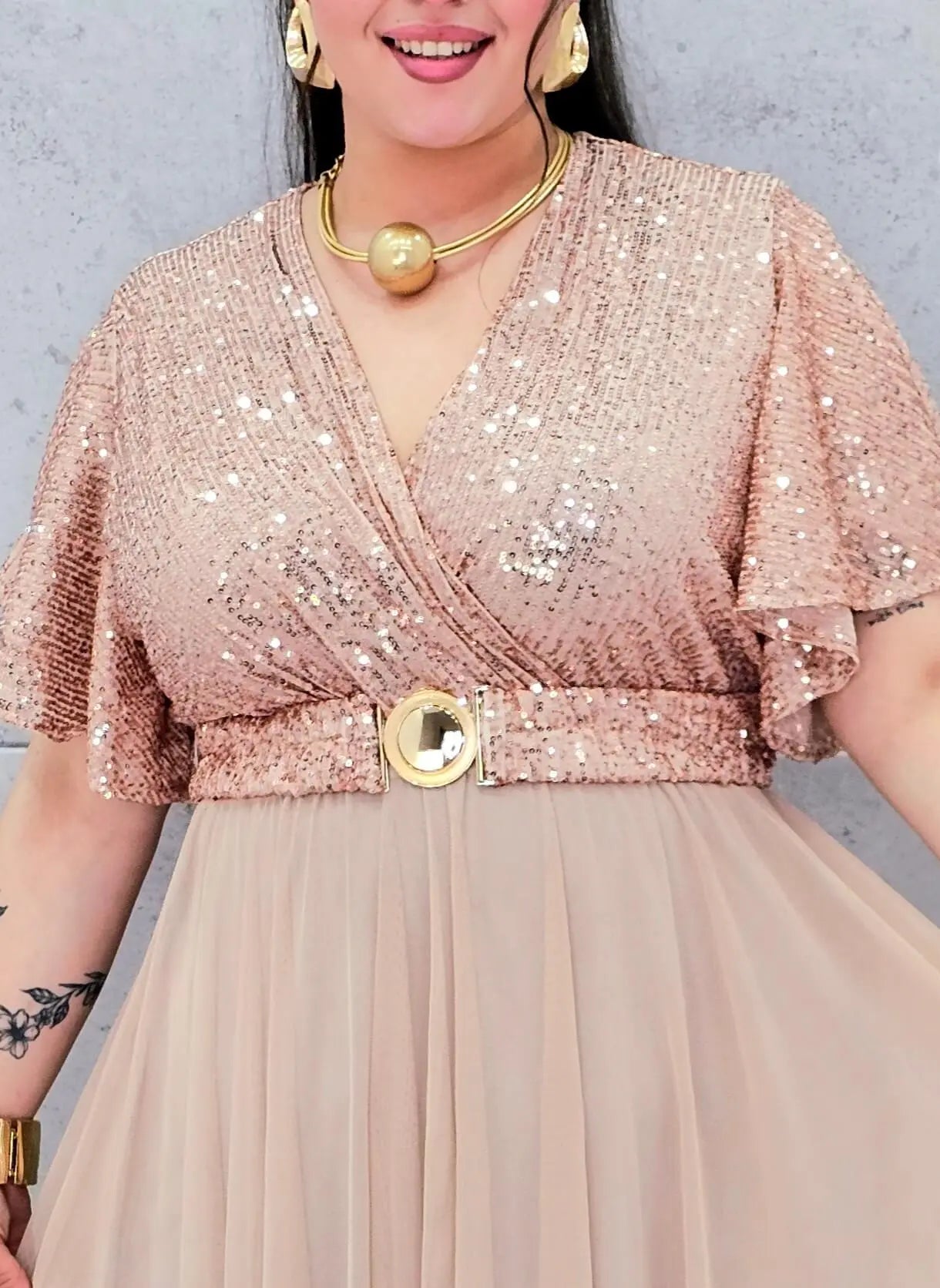 Elegancka sukienka XXL z cekinową górą i plisowanym dołem – wyjątkowa kolekcja plus size Stylowa XL