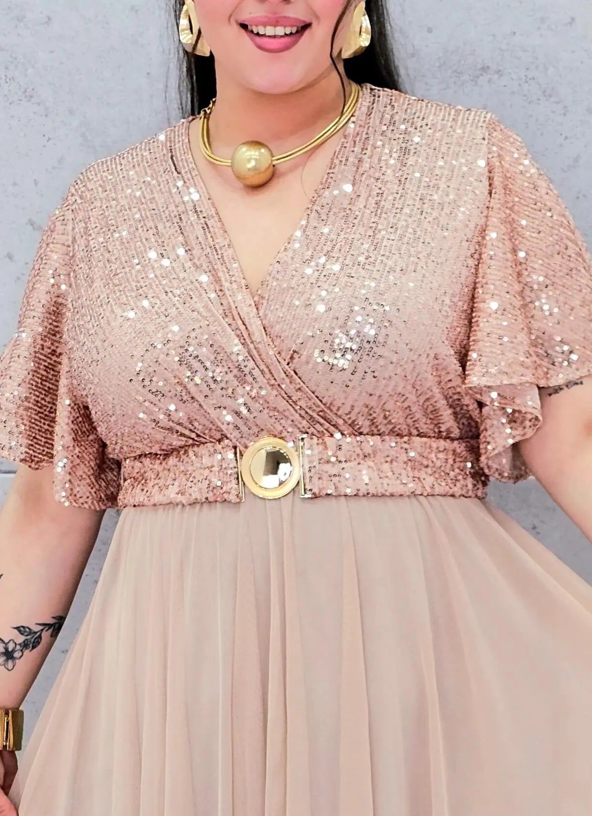 Elegancka sukienka XXL z cekinową górą i plisowanym dołem – wyjątkowa kolekcja plus size Stylowa XL